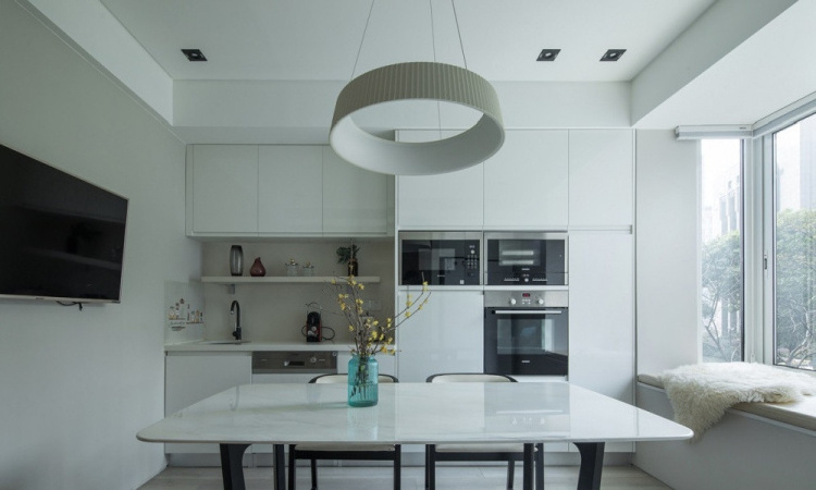 High Glossy White Lacquer Finished Wooden Kitchen Pantry Cabinets