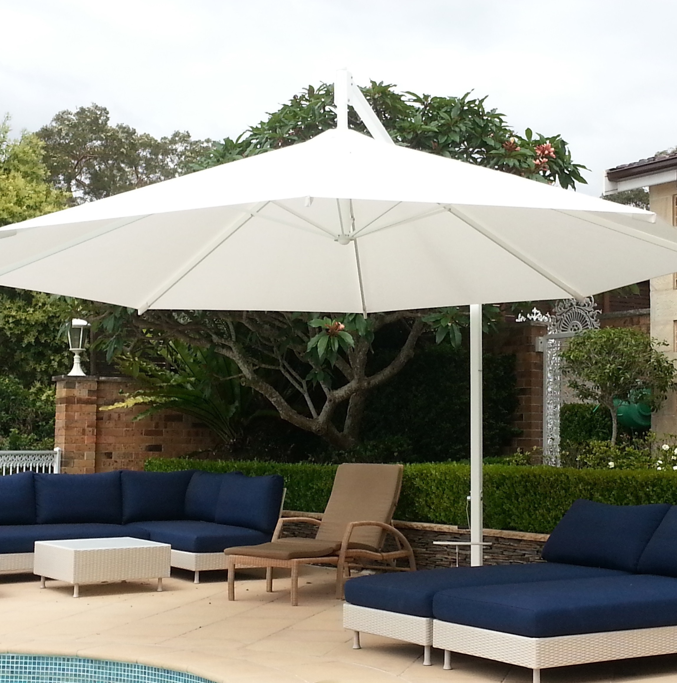 Outside 4-Layer Protection 4M Round Outdoor Large Sun Beach Cantilever Umbrella For Restaurant Table