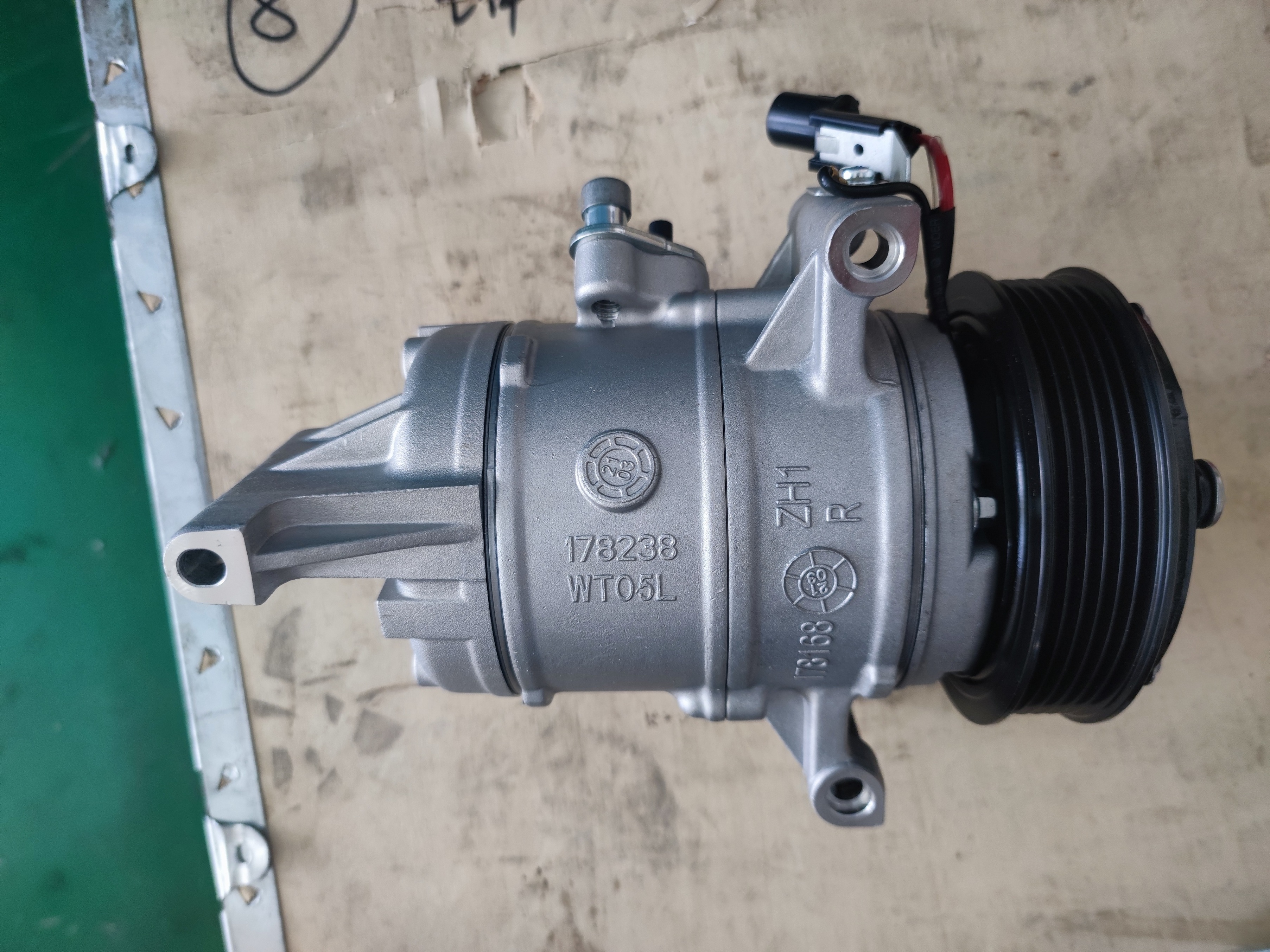 Original and hot sale SAIC MAXUS T60 Air conditioning compressor C00049324