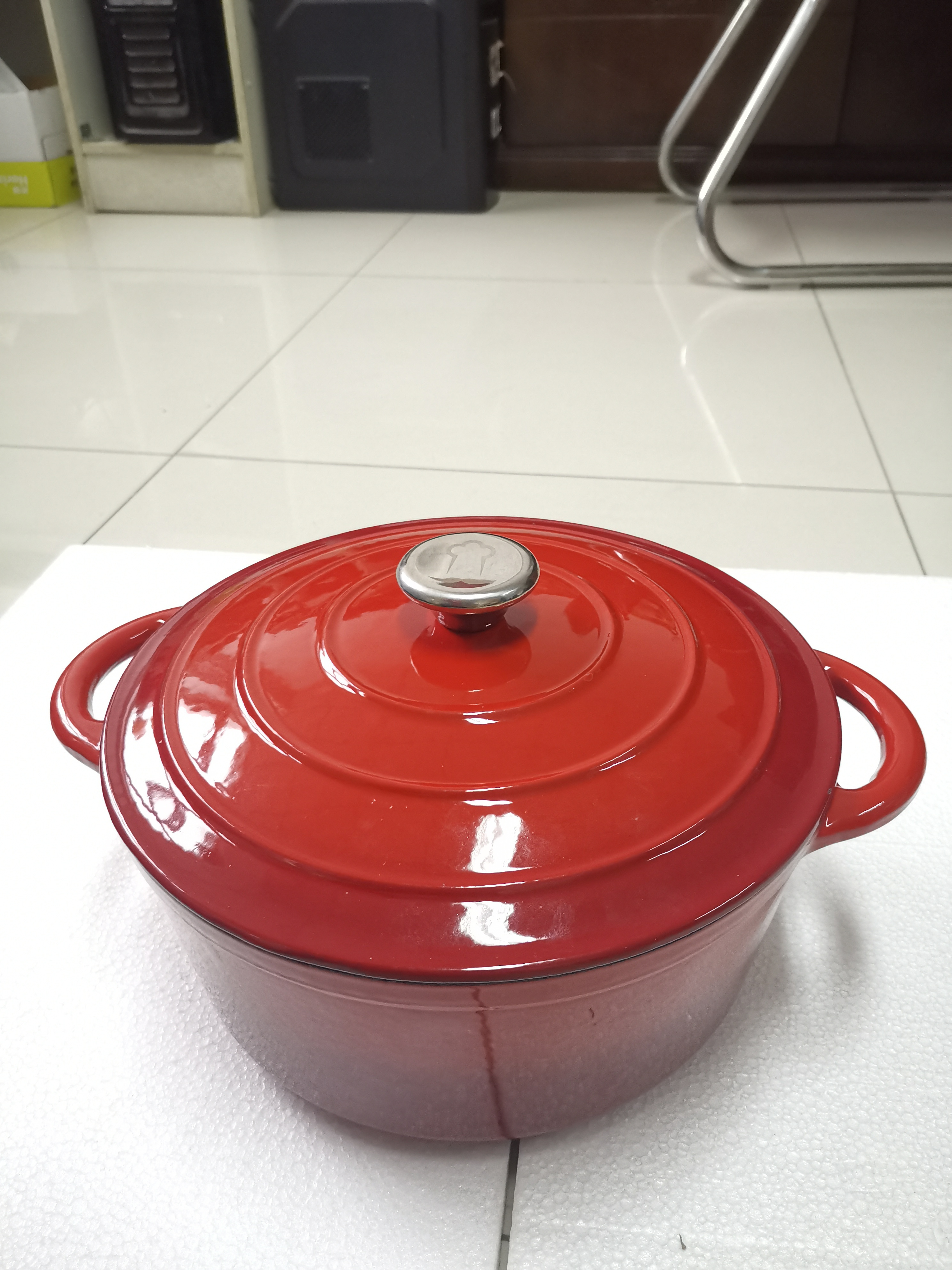 4.7L  enamel cast iron cassrole with lid 26cm