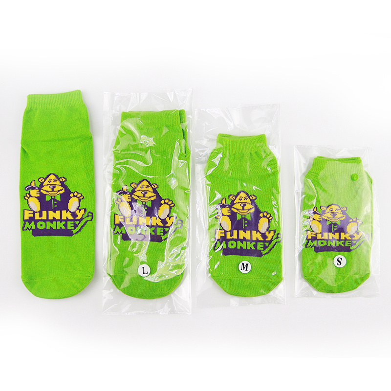 OEM bulk custom logo trampoline park socks indoor playground anti slip grip jump socks