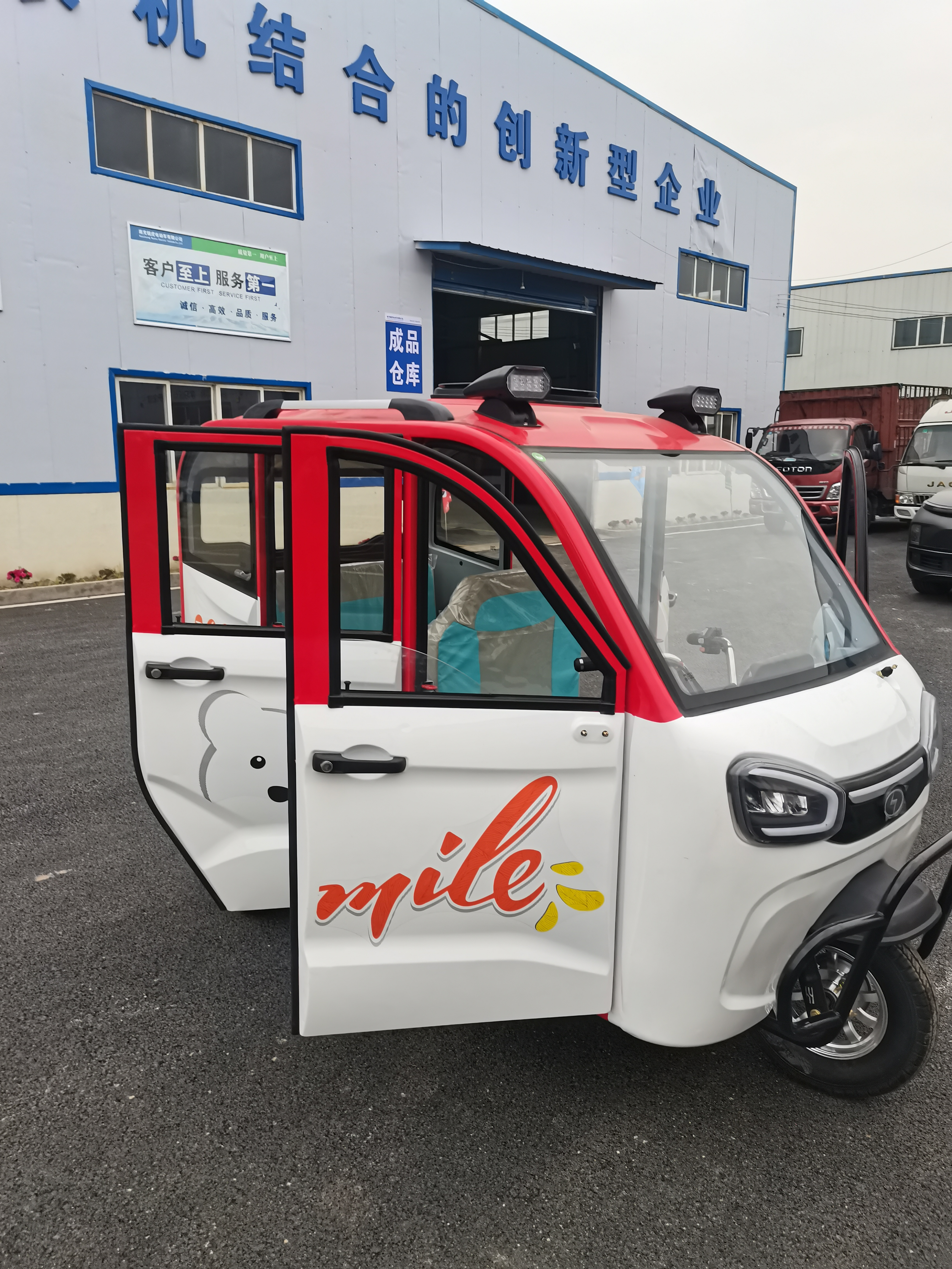 1200W 60V Electric Tricycles for Passenger Transportation Three-Wheeled Motorcycles and Taxis Comfortable and Eco-Friendly