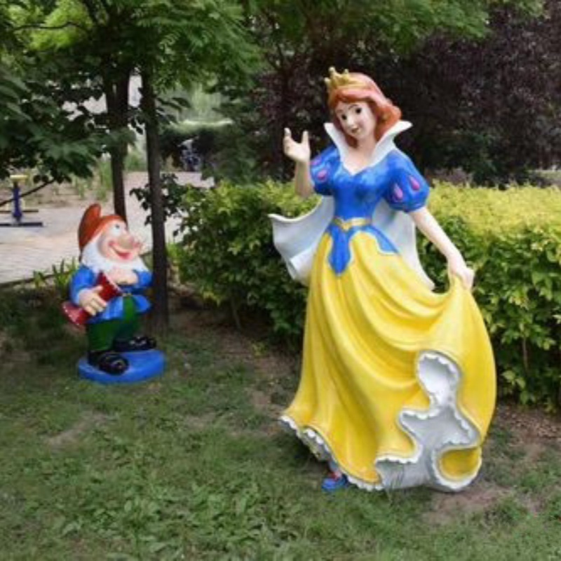 Custom Factory Fiberglass Cartoon Figure Bear Snow White Garden Big Resin Fiberglass Sculpture Realistic Outdoor Animal Statues