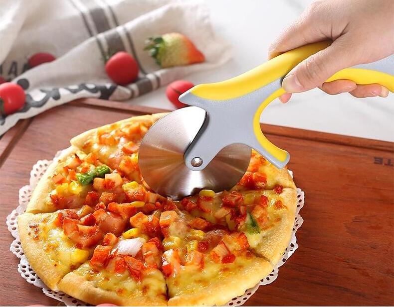 New Arrival pizza cutter stainless steel pizza knife wheeled pizza cutter in ABS material