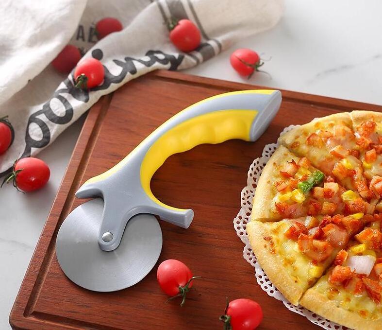 New Arrival pizza cutter stainless steel pizza knife wheeled pizza cutter in ABS material