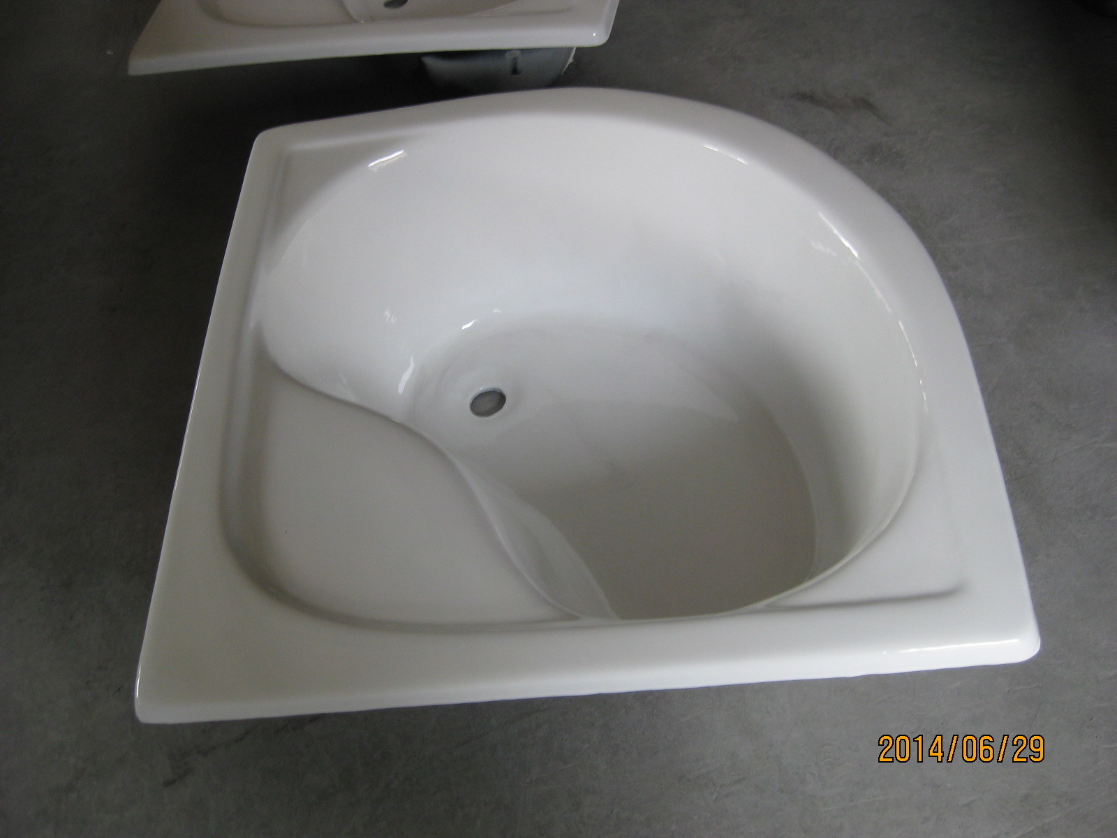 Cast iron enameled triangle bathtub drop-in porcelain bathtub in sector shape elegant design comfortable tub