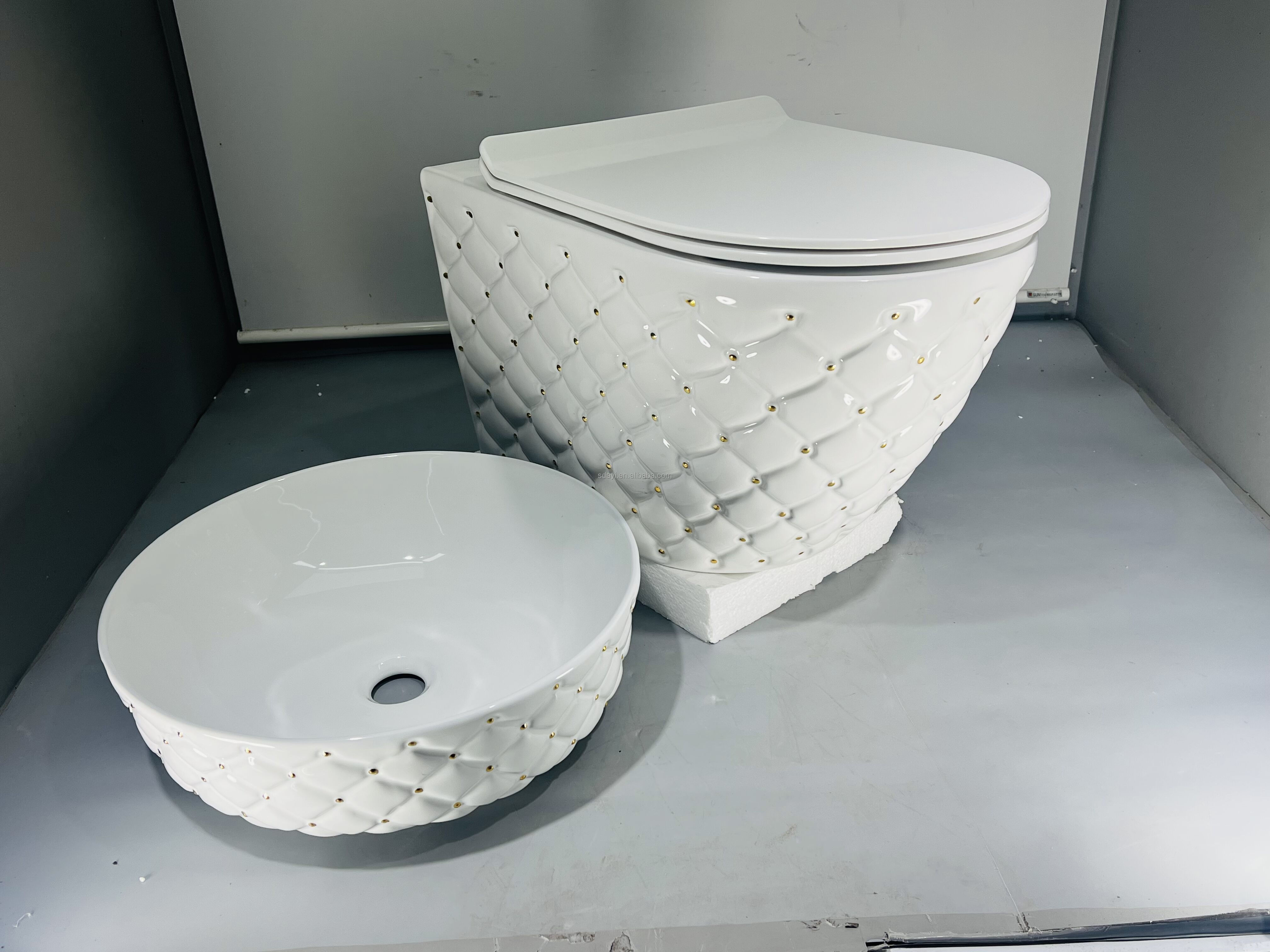 2023 new  toilet and sink design ceramic gold color wall hung toilet basin bathroom wc toilet bowl