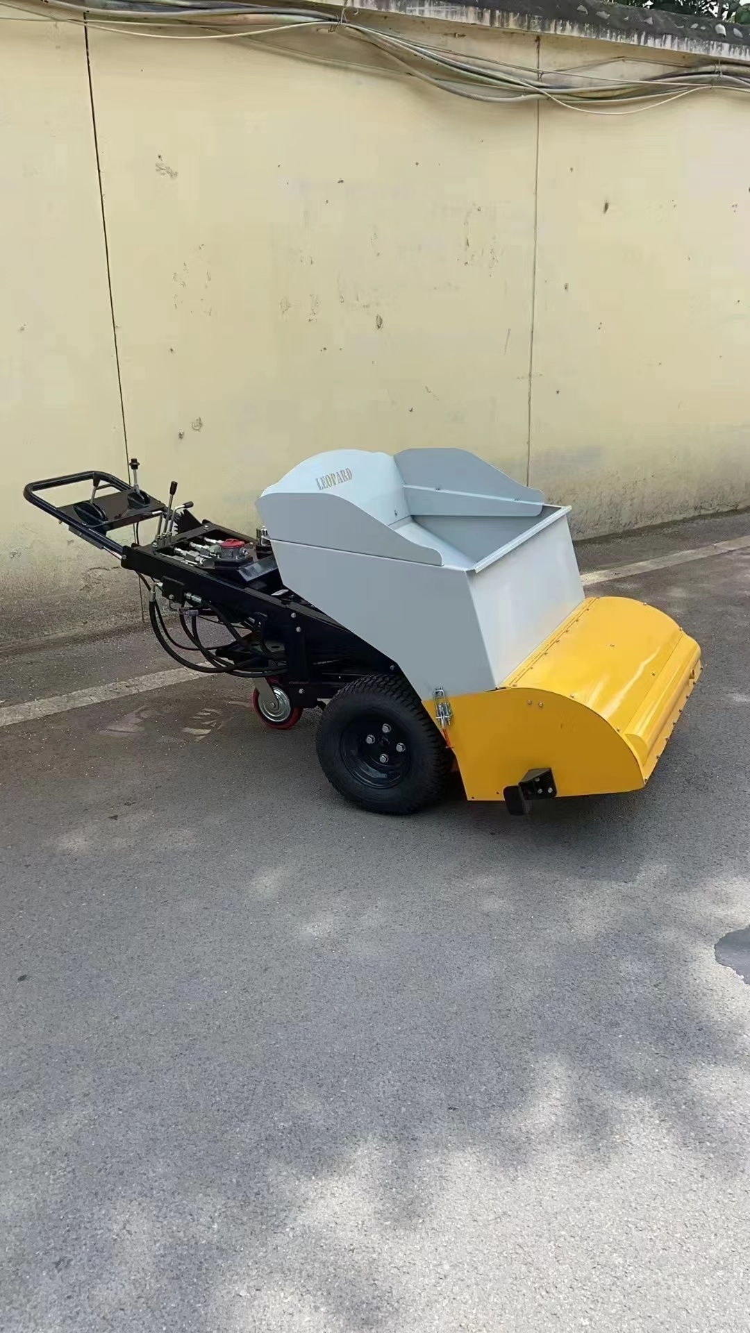 Cheap Price 50cm 1m Width Mini Road Asphalt Paver Small Laying Machine For sale