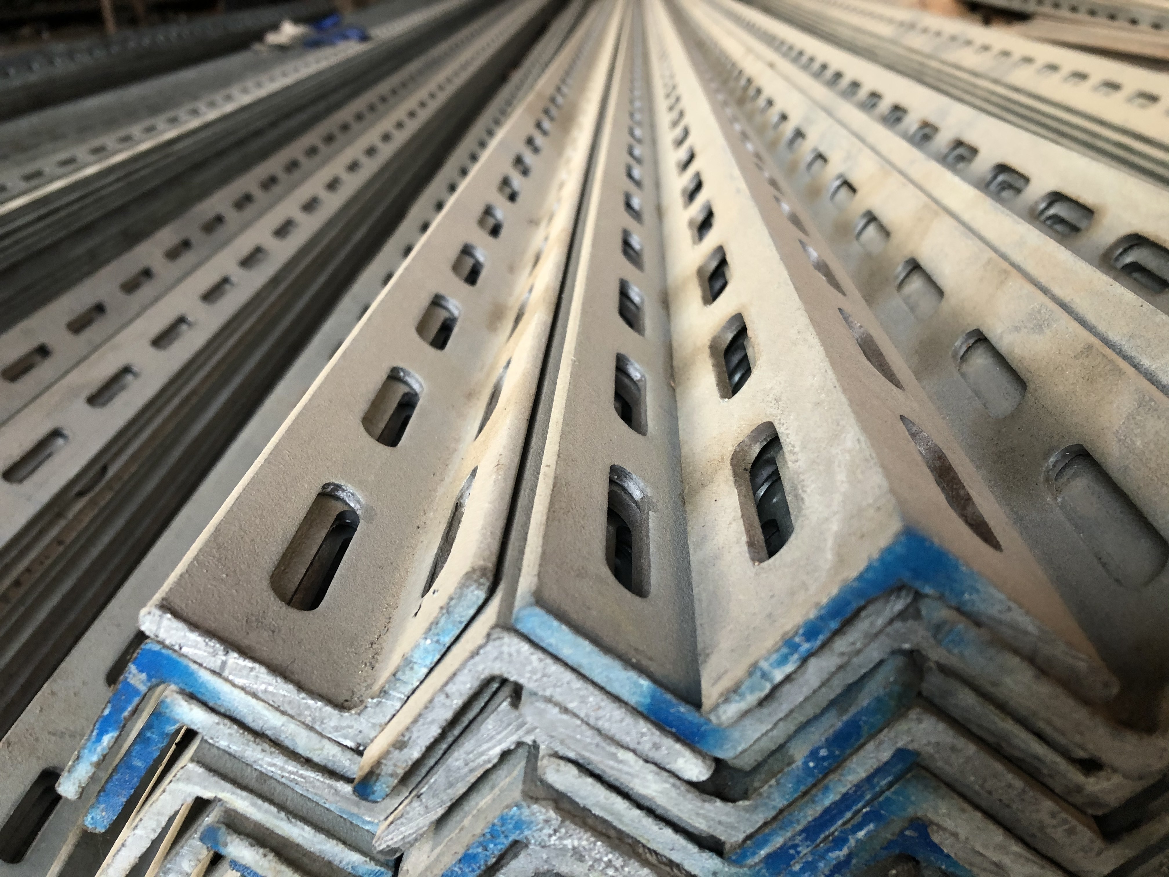 New Hot Rollled Metals Alloys Carbon Steel Q235 Galvanized Angle Engineering Structure Equal Steel Bar