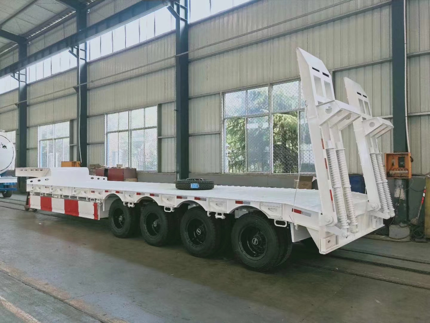 The High Quality 40 FT 3 Axle Low Bed Semi Trailer Transport Heavy Vehicles and Other Heavy Goods Low Bed Semi Trailer