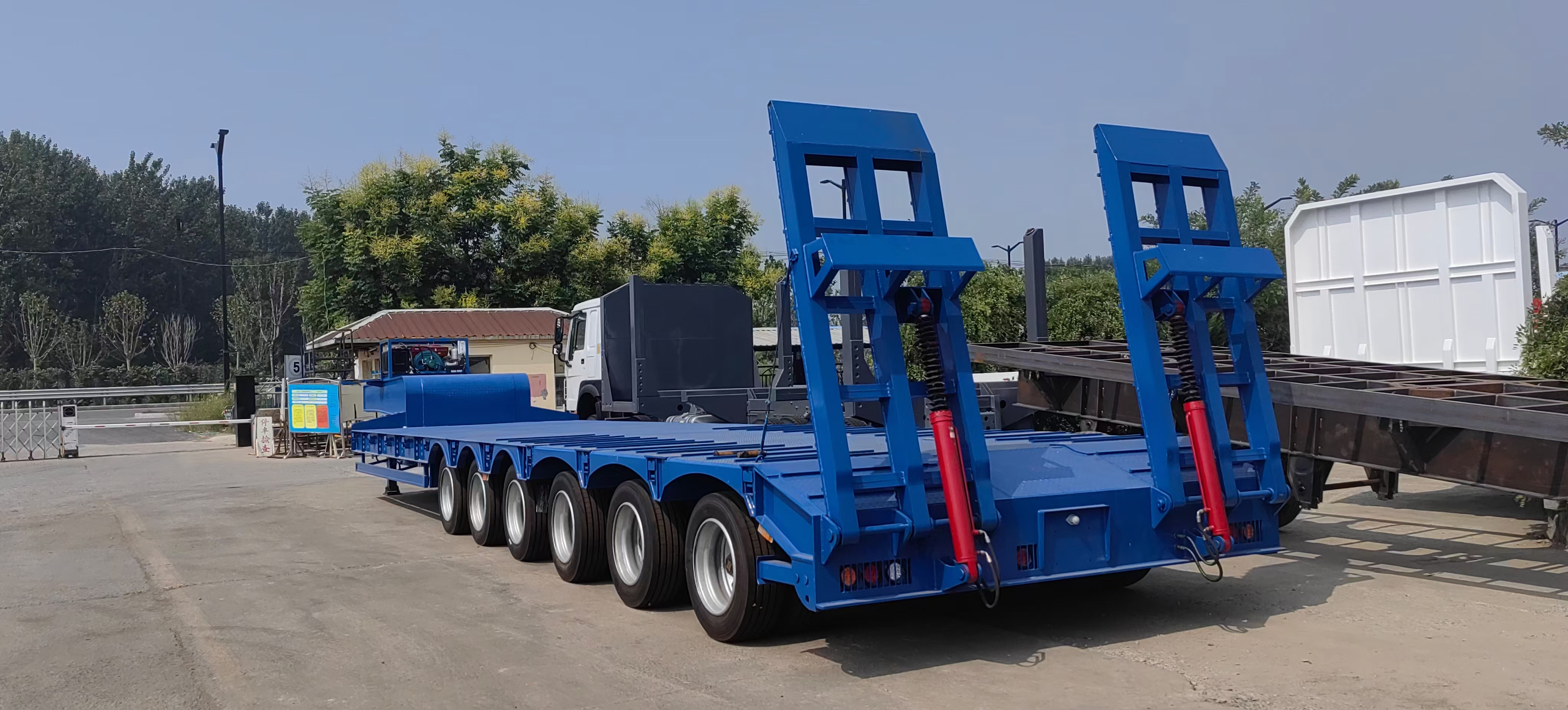 High Quality Good Price Heavy Equipment Transport  3 Axle 40FT 80 Ton Low Bed Semi-Trailer