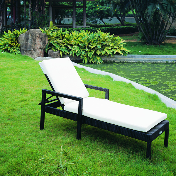 Rattan/Wicker Chaise Lounge Wide Sun Lounger for Outdoor Pool Beach Courtyard-Garden Chairs Layout