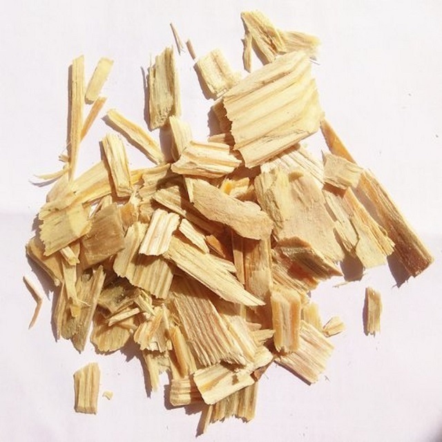 Wood chips peeled acacia meet quality standards for pulp production paper production