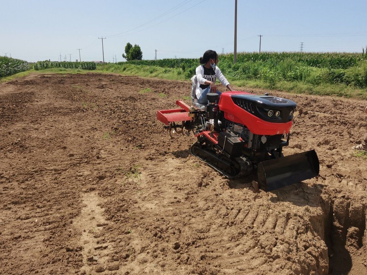 The Price Is Beautiful New Amphibious Powerful 35 HP Small Tractor With Auxiliary Equipment Mini Crawler Tractor For Sale