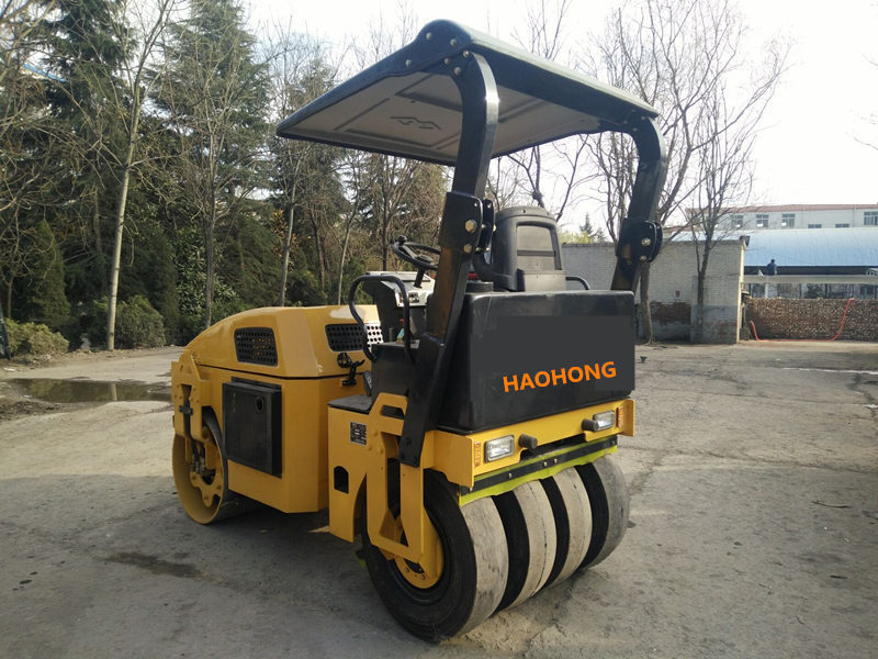 cheap rubber tire mini roller compactor 4 ton vibratory road roller for sale