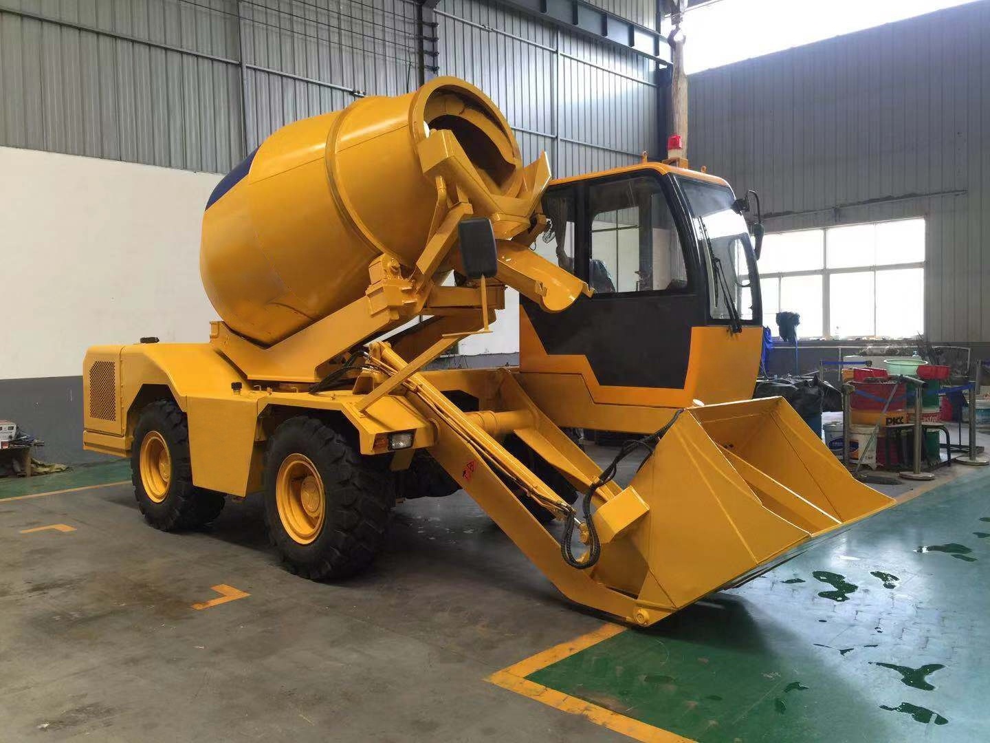 factory price 6CBM Capacity self-loading concrete mixer truck for sale