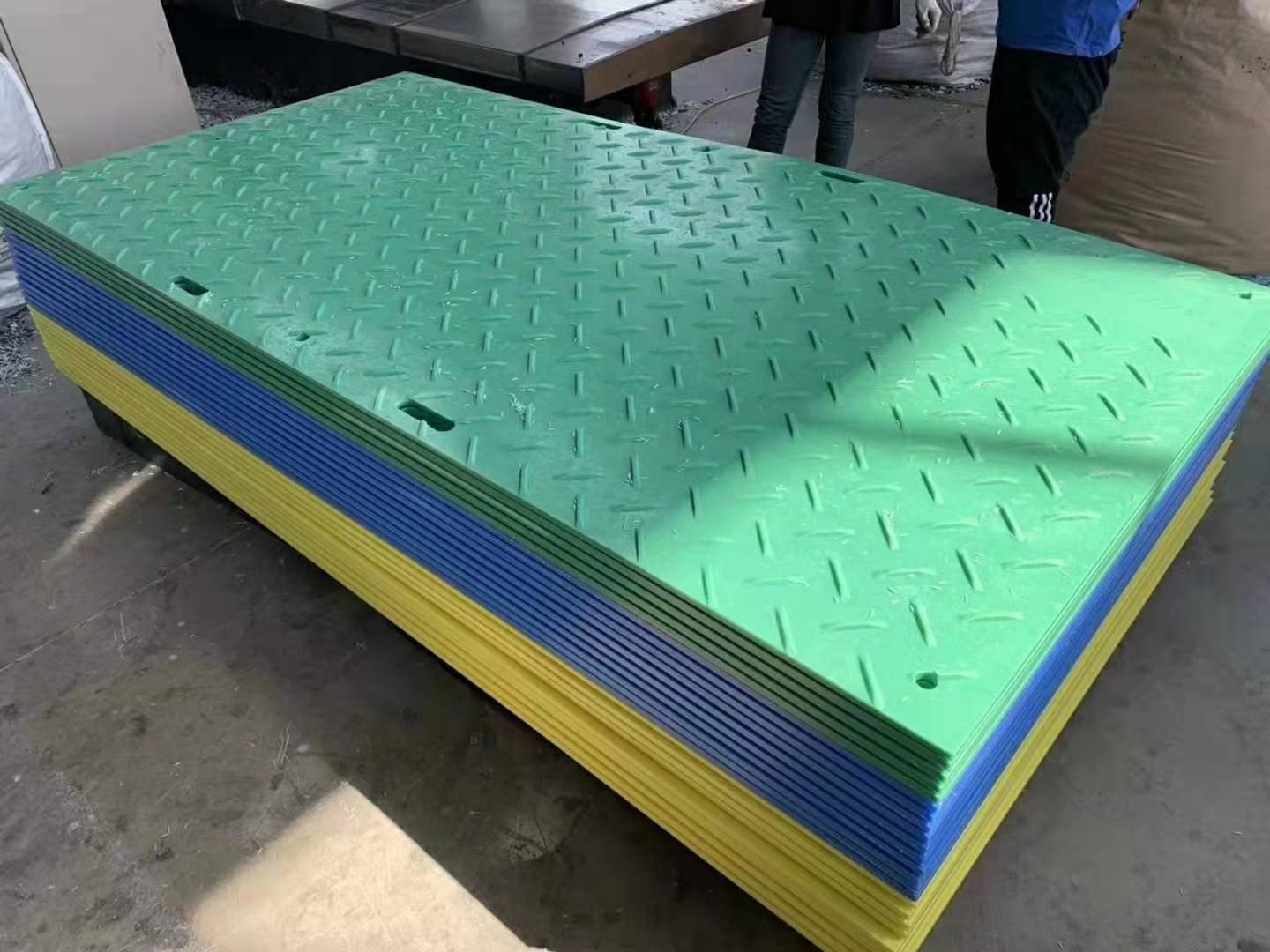 Heavy duty 4'x8' plastic uhmwpe hdpe temporary construct excavator road mats swamp ground floor mat