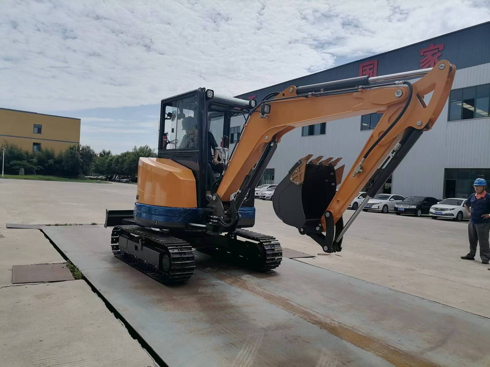 China Mini Excavator 3.5 Ton 4Ton 4.5Ton Mini Digger Excavator With EUROV/EPA Kubota D1703 Engine 25HP