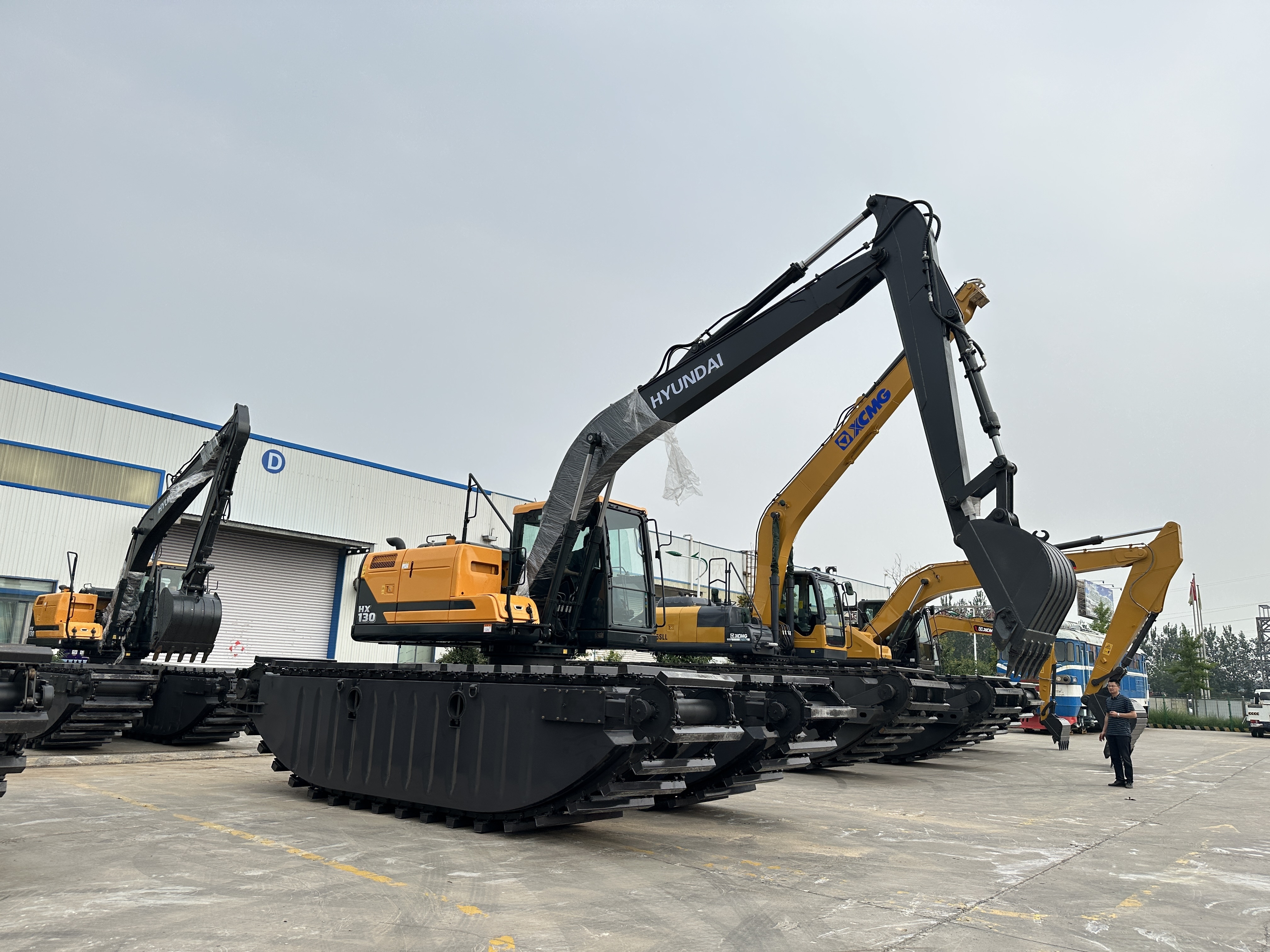 Amphibious crawler  excavator amphibious excavation for swamp and marsh