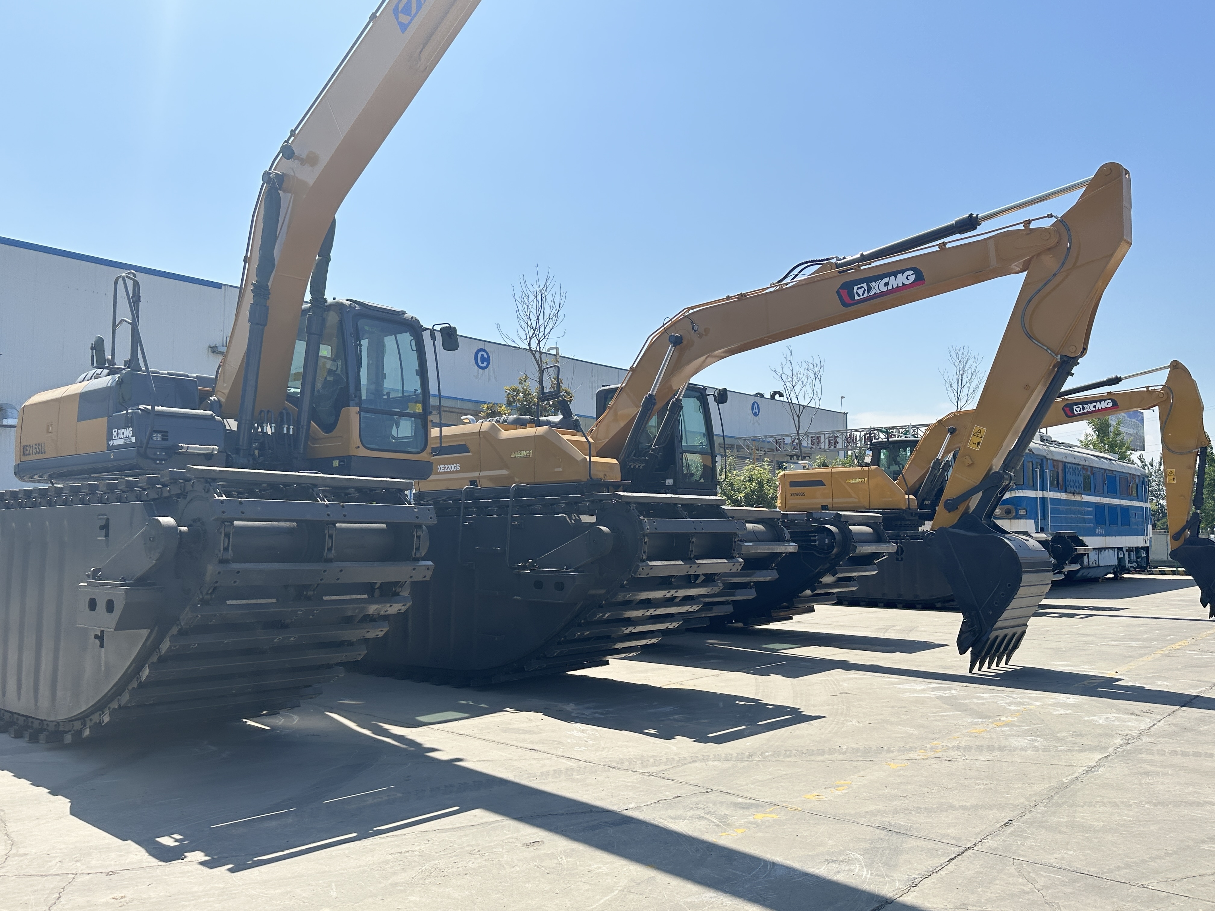 Amphibious crawler  excavator amphibious excavation for swamp and marsh