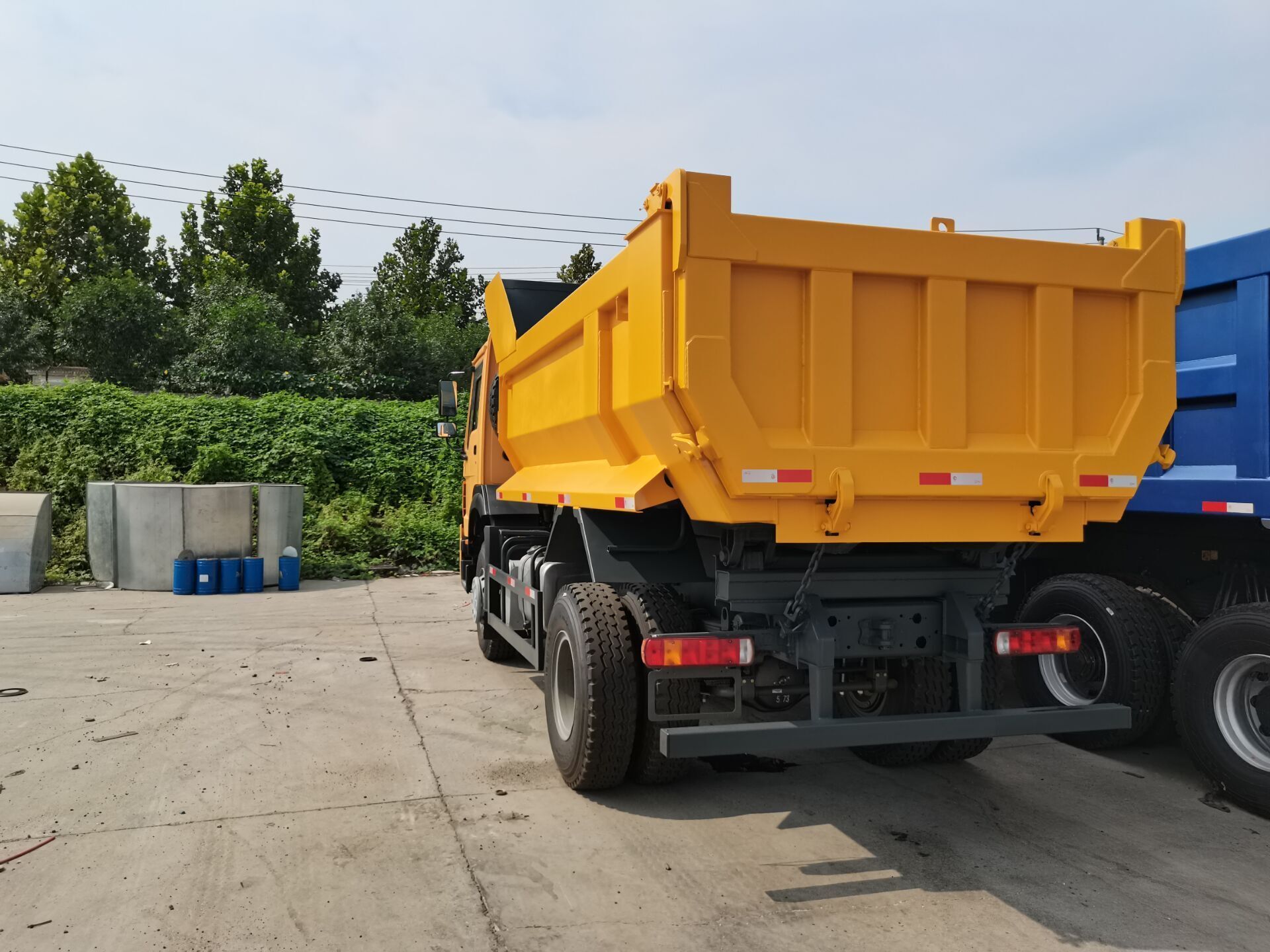 Sinotruk 4*2   3-10 Tons Tipper Dumper for Bad Roads Highway Dump Truck to Hot well to Nigeria, South Africa, Botswana, Namibia