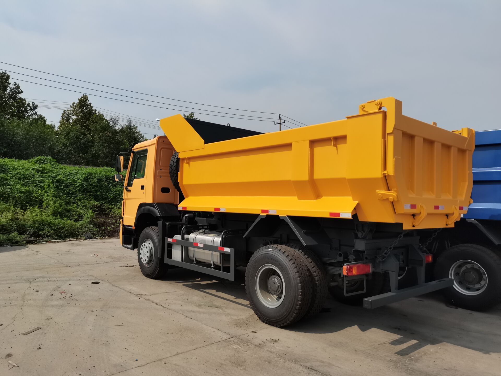 Sinotruk 4*2   3-10 Tons Tipper Dumper for Bad Roads Highway Dump Truck to Hot well to Nigeria, South Africa, Botswana, Namibia