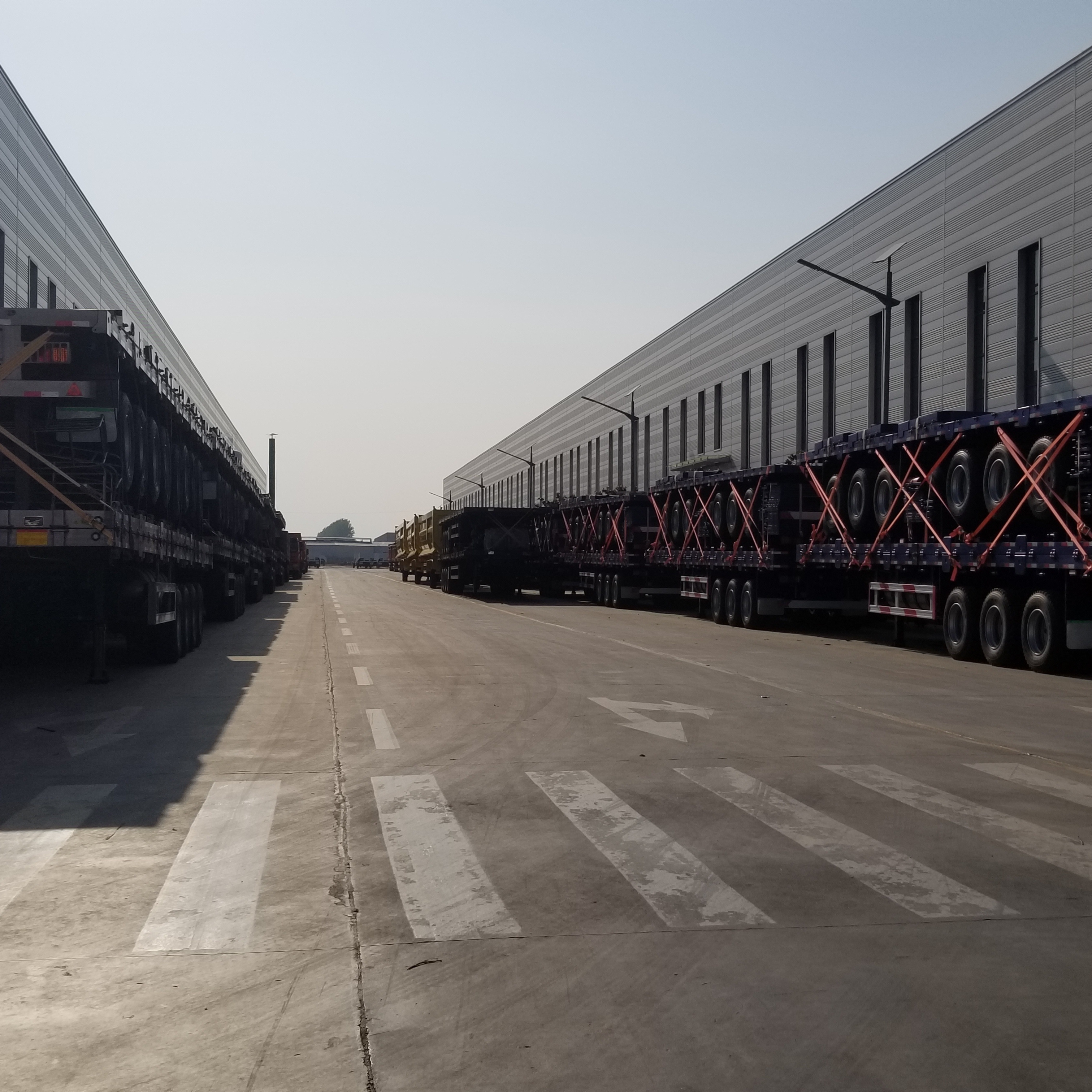 JUTONG Factory 2024 Export 3 Axles 20ft 40ft Container Transportation 60-100Tons Flat Bed Flatbed Truck Semi Trailer