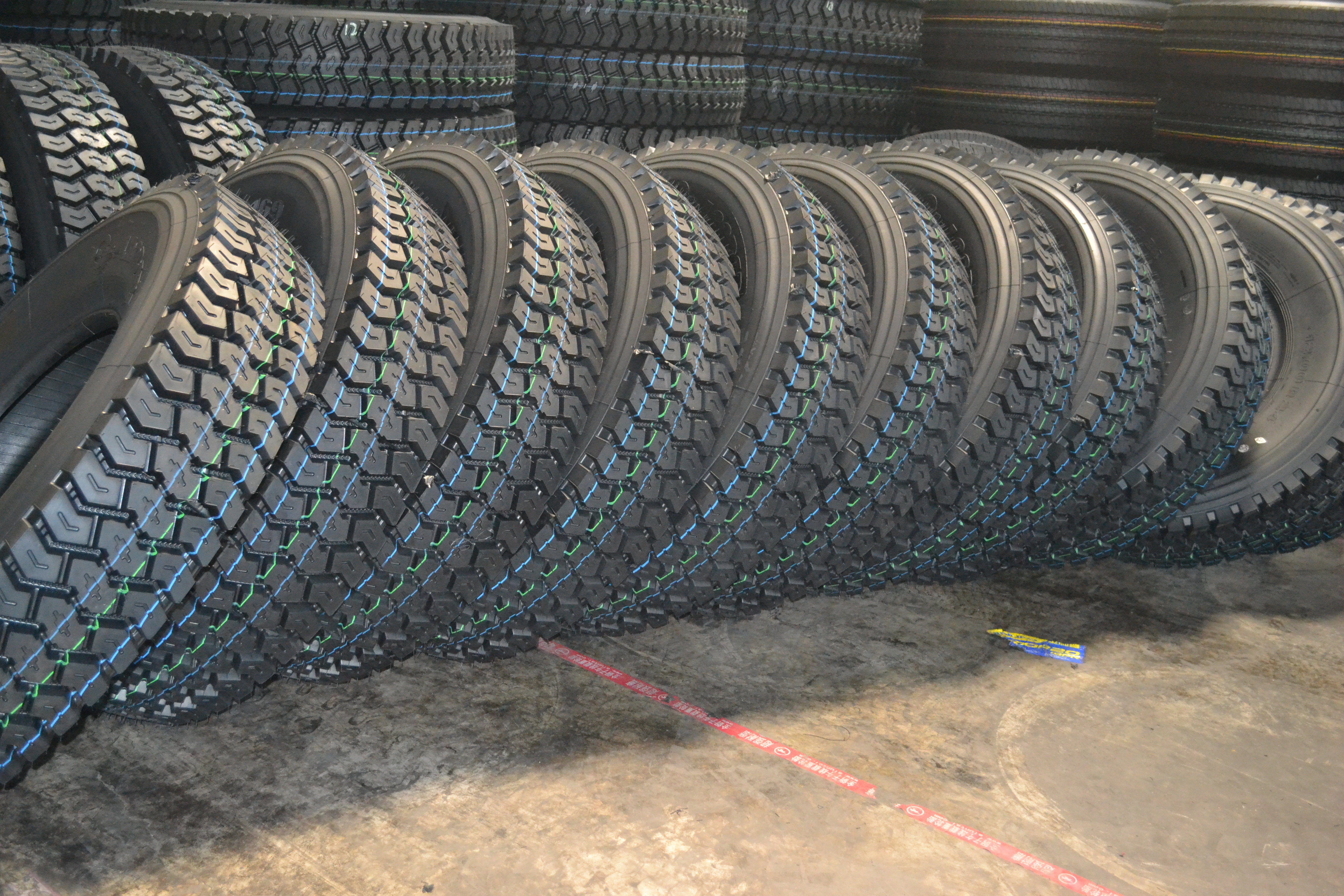 8.25R16 TRUCK TYRE FOR TRUCK IN HEAVY DUTY SECONDARY ROAD/HYBRID ROAD