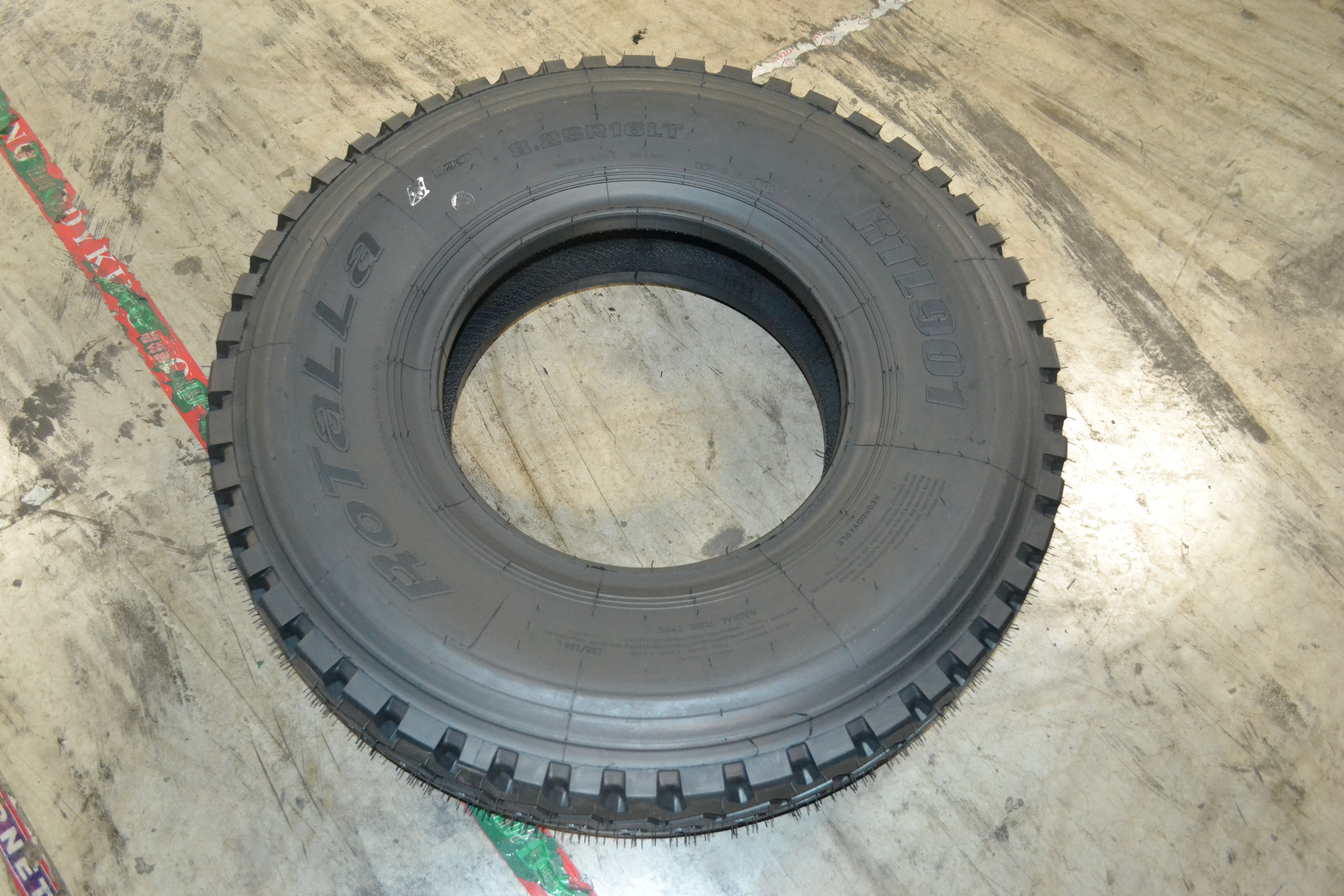 8.25R16 TRUCK TYRE FOR TRUCK IN HEAVY DUTY SECONDARY ROAD/HYBRID ROAD