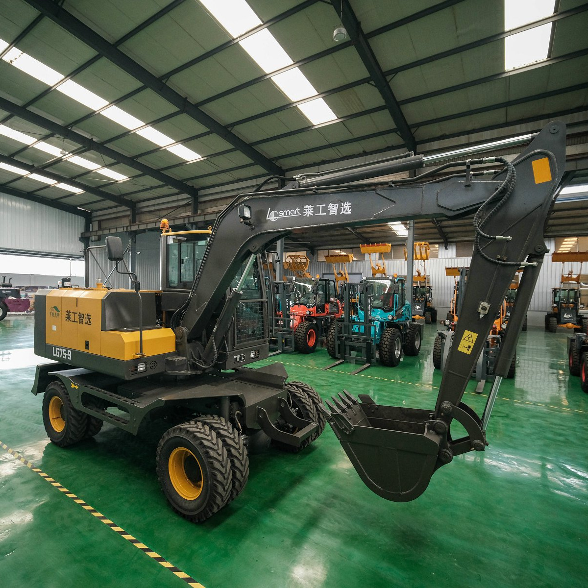 Yuchai Mini Backhoe Wheeled Excavator 7.5t, Excavator on Wheel 7.5 Tons Operating Weight 0.23m3 Bucket Capacity 7.50-16 1665mm