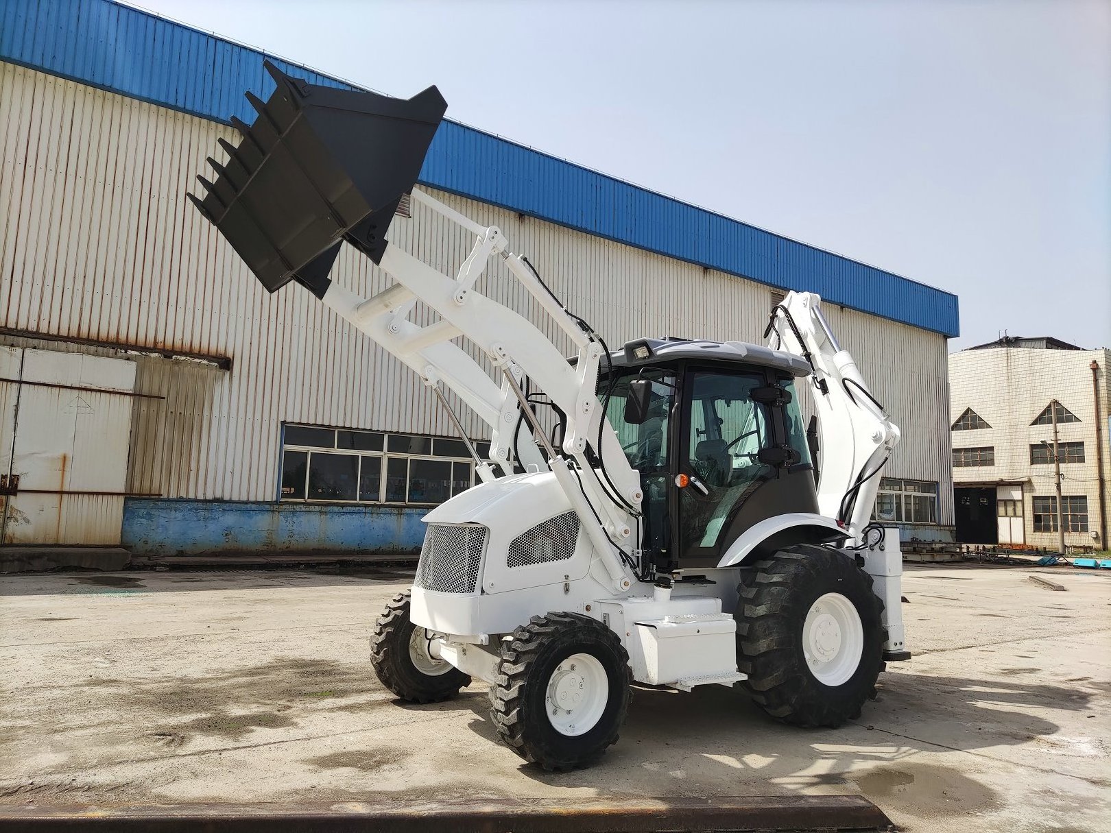 4x4 Compact Tractor with Loader and Backhoe,mini Loader with Backhoe YUCHAI Engine Wheel Loader Weight Monitor Customized Color