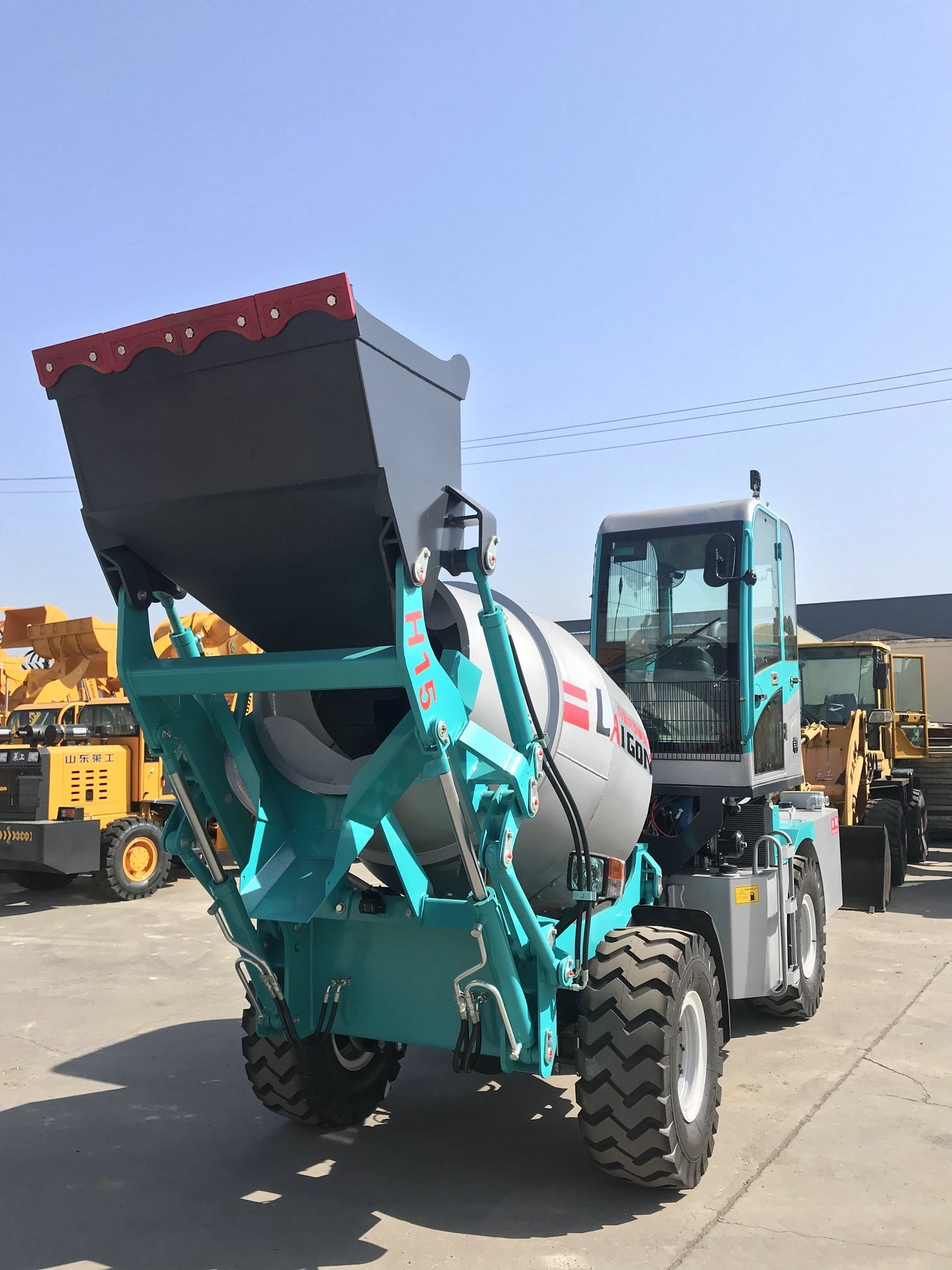 Small Self Loading Concrete Mixer Truck with 1.5 Cubic Meters Capacity Concrete Pump Diesel Engine Concrete Mixer Engine H15