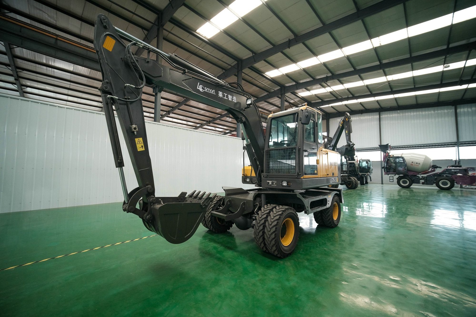 Yuchai Mini Backhoe Wheeled Excavator 7.5t, Excavator on Wheel 7.5 Tons Operating Weight 0.23m3 Bucket Capacity 7.50-16 1665mm