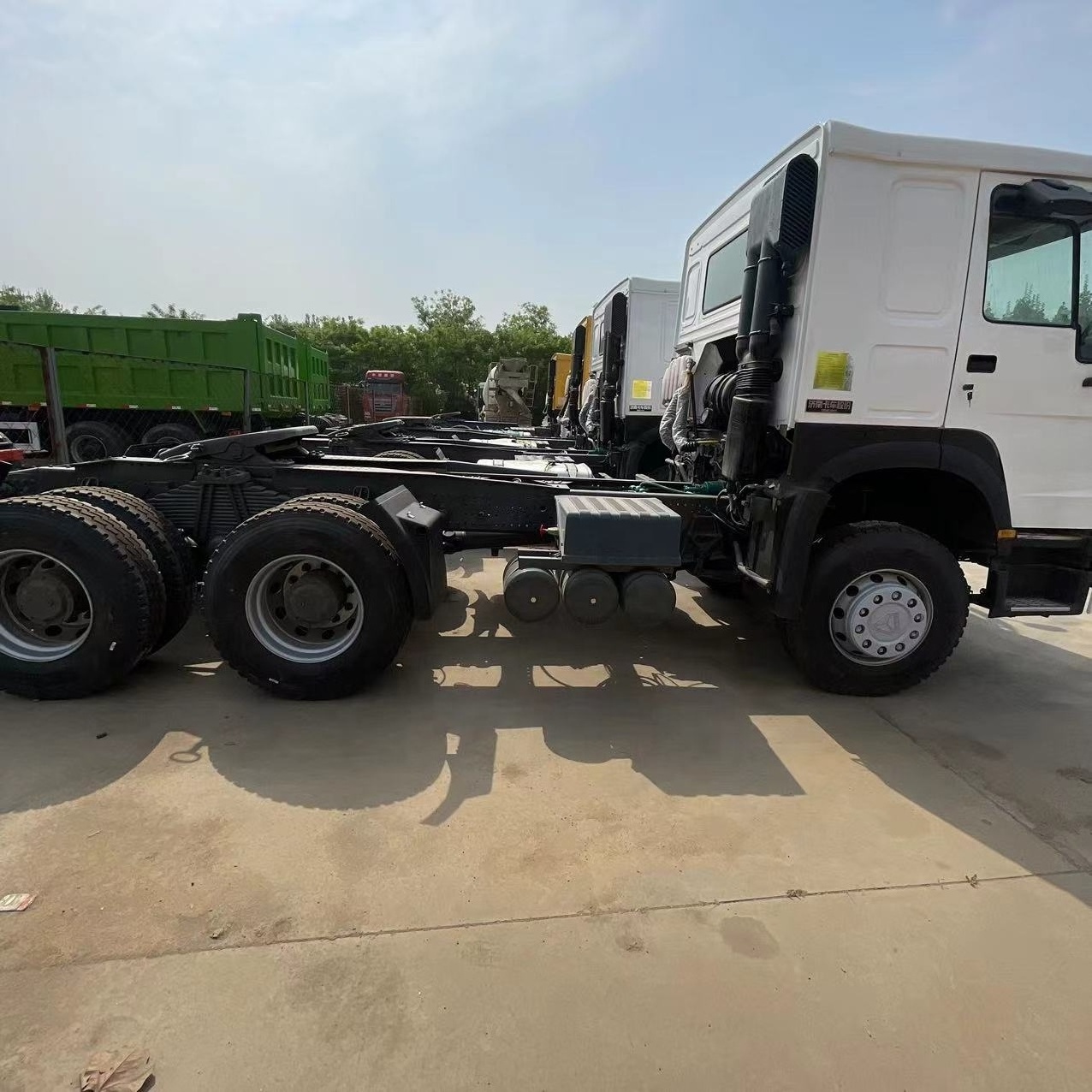 heavy duty hot sale low factory price chinese sinotruk howo 6x4  tractor trucks trailer head for sale