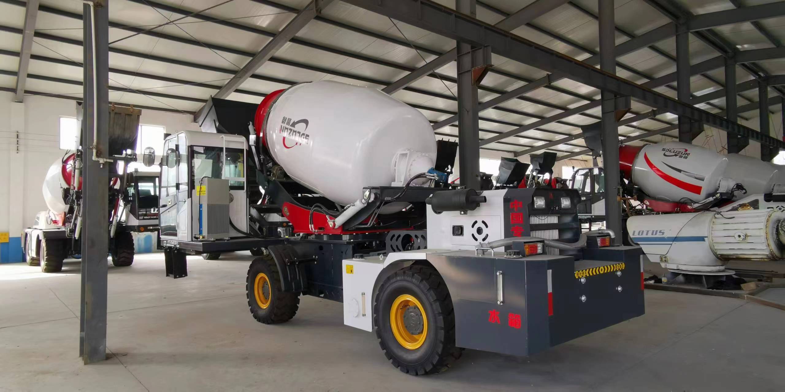 2.0cbm Self Loading Concrete Mixer Truck Concrete Machinery Mixer Cement Portable Concrete Mixer