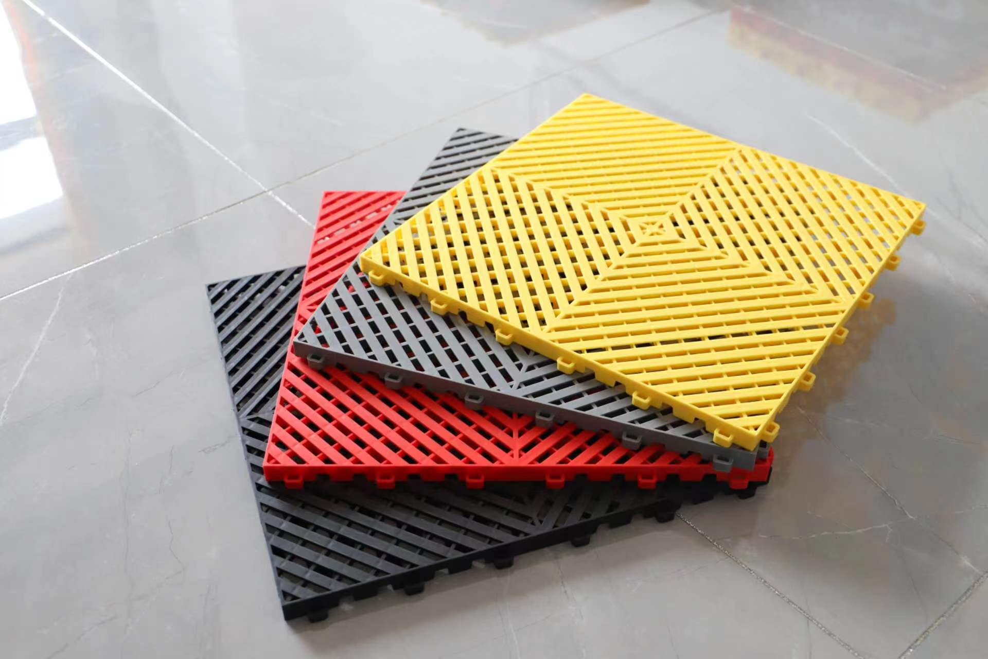 Modern Design 400x400x18mm Anti-Slip PP Interlocking Plastic Garage Floor Tiles Vented and Removable Mats for Car Wash