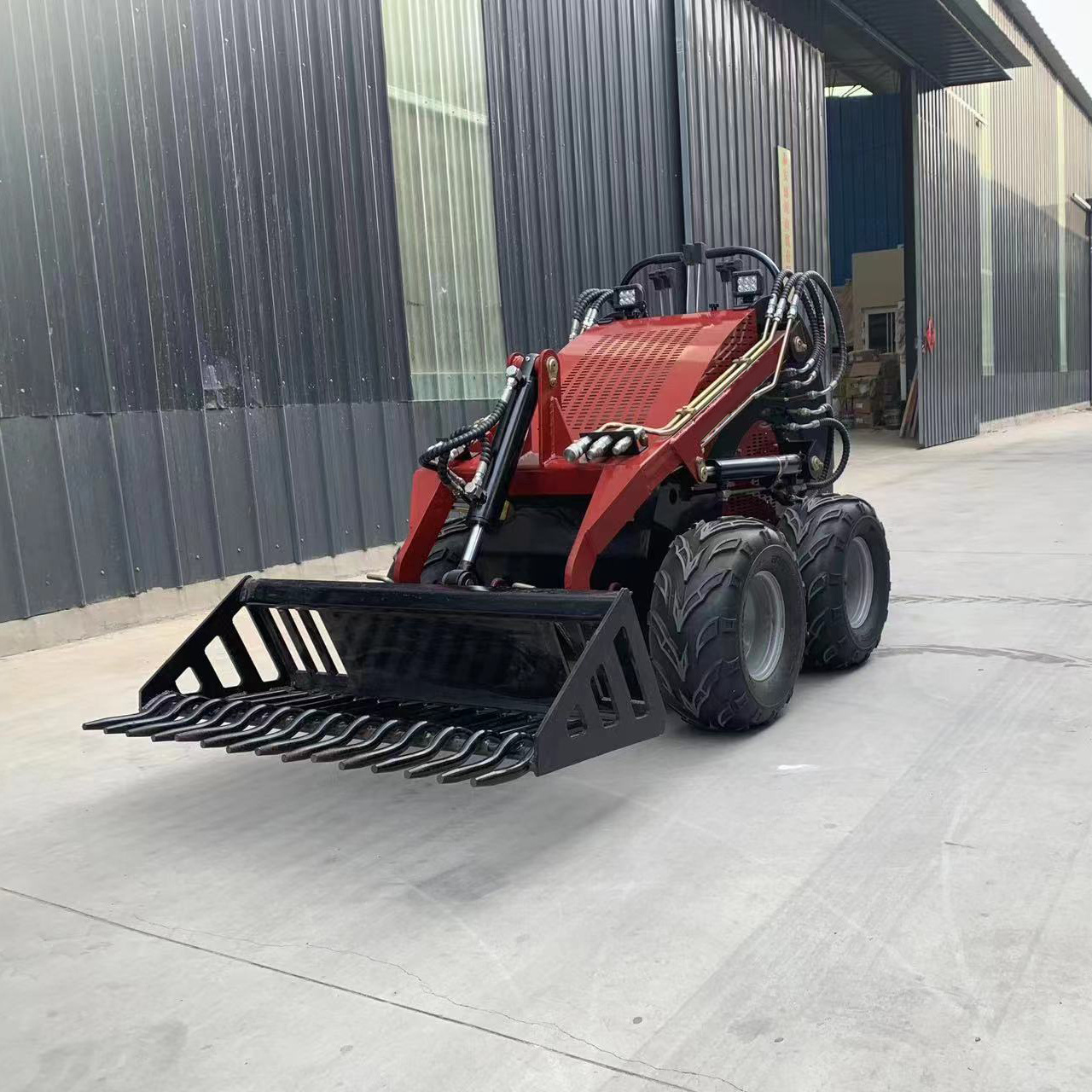 Cheapest EPA EURO5 skid steer bucket Mini Loader stand on skid steer over the tire tracks