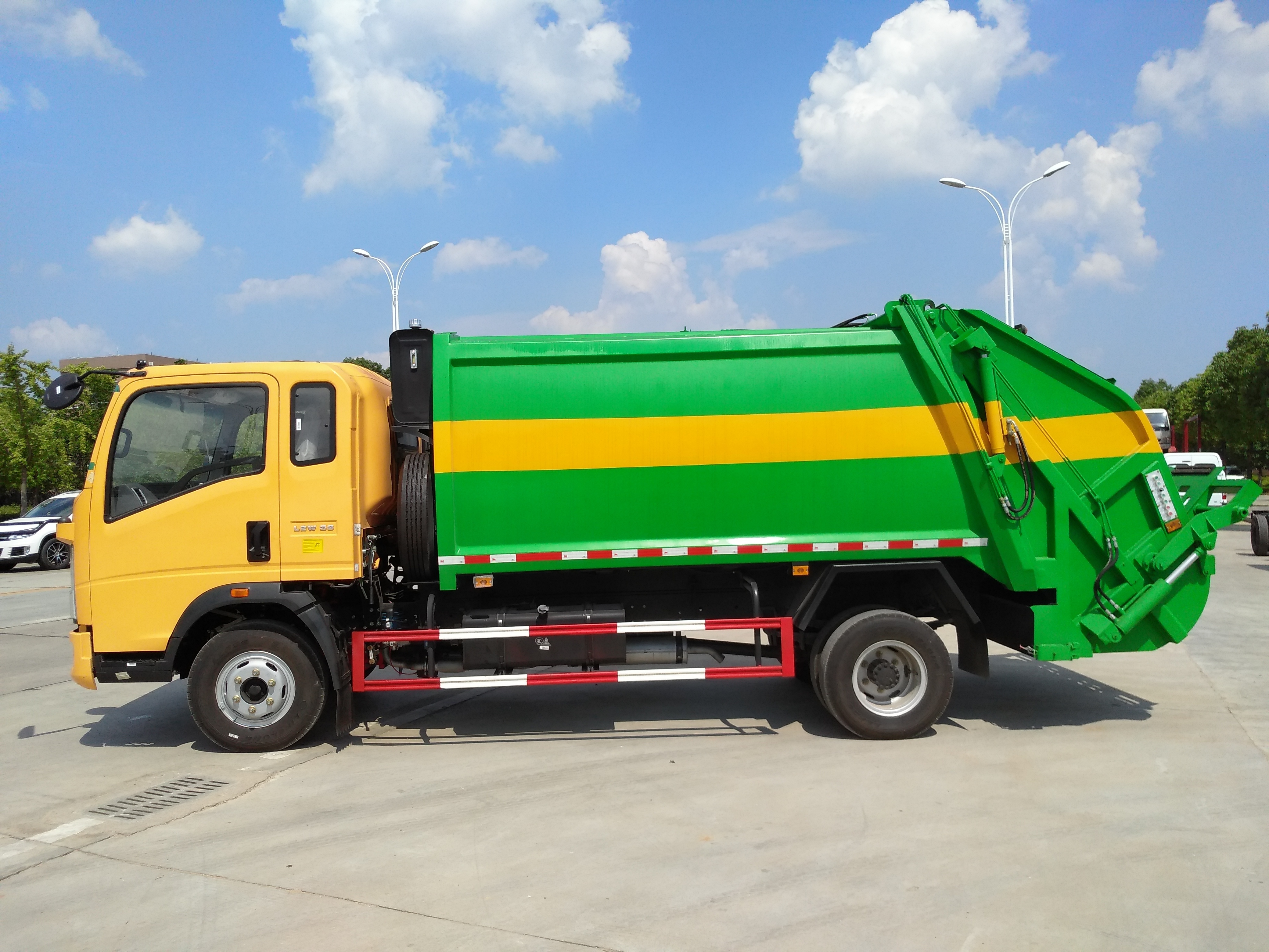 Howo Rear Loader Garbage Truck 2 Tons Capacity 5 Cubic Meter Garbage Compactor Truck