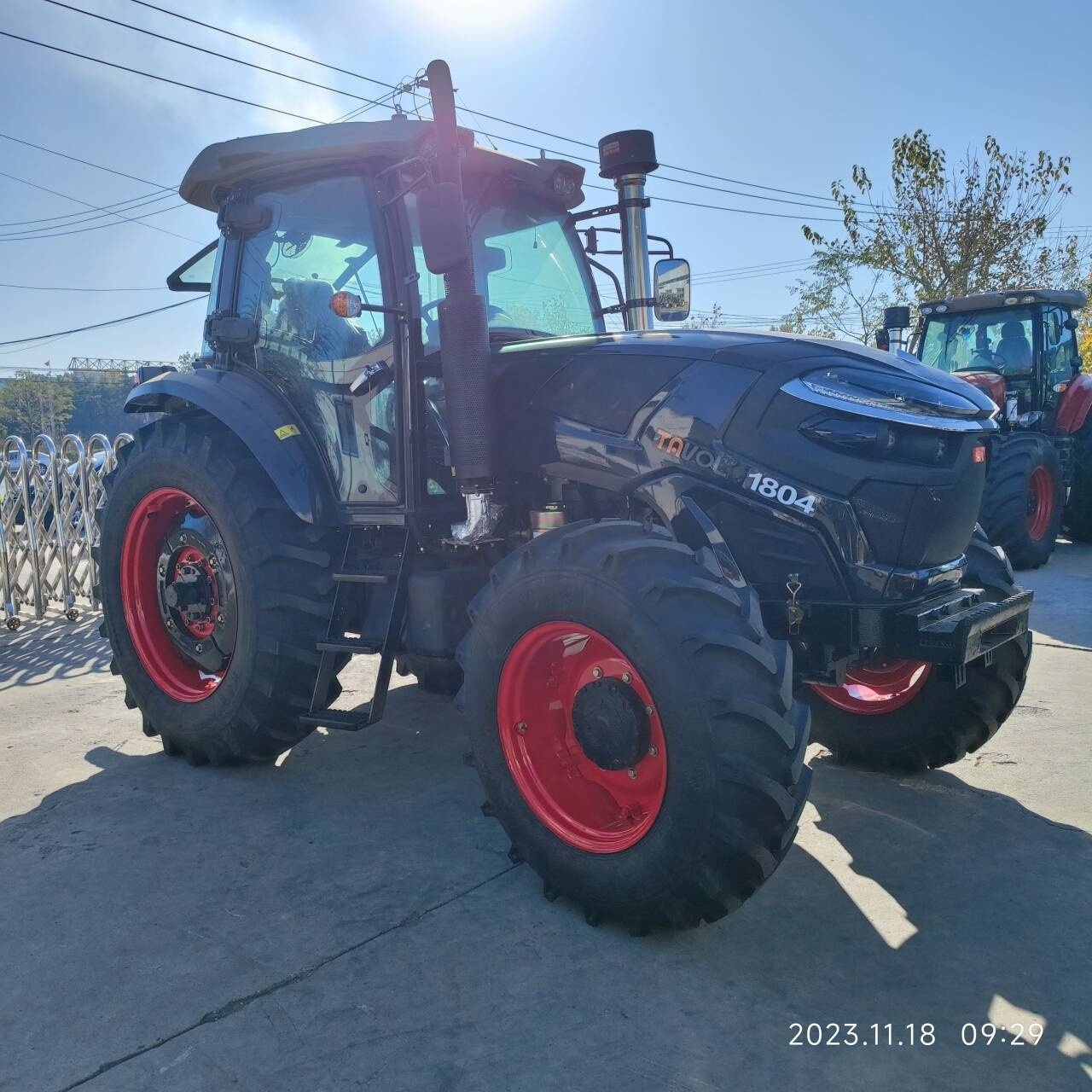 4x4 Tavol Tractor 1804 Model For Sale 180 hp Multifunctional Tractors With AC And Cabin