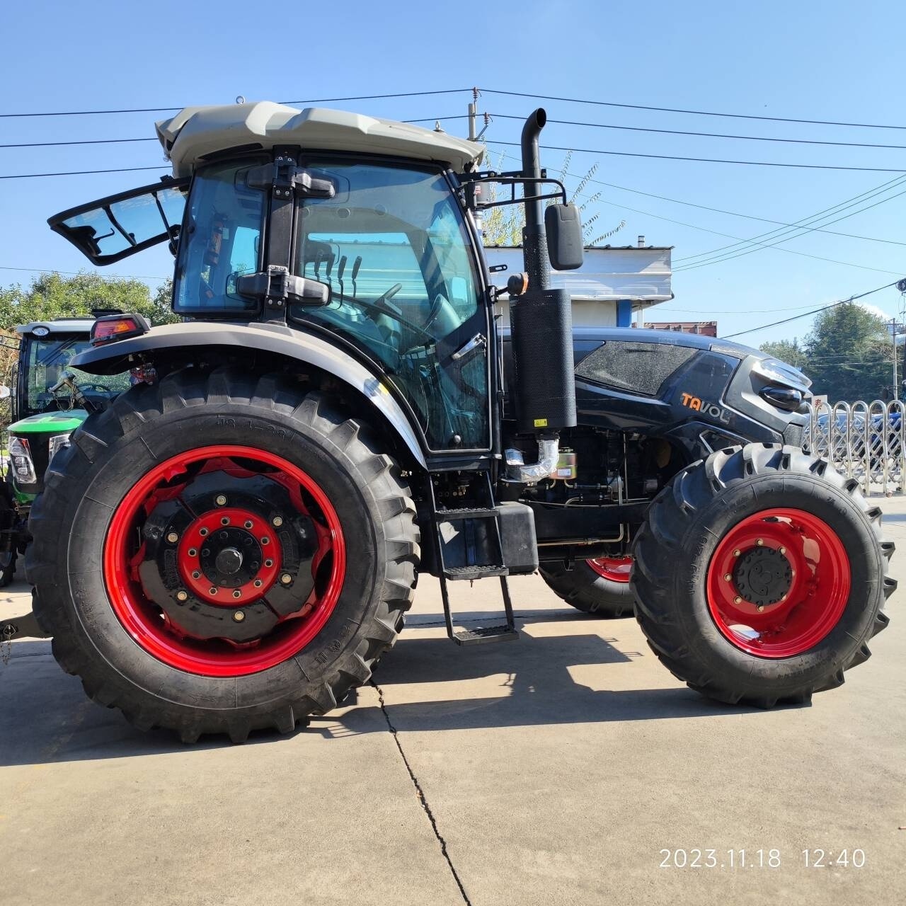 4x4 Tavol Tractor 1804 Model For Sale 180 hp Multifunctional Tractors With AC And Cabin