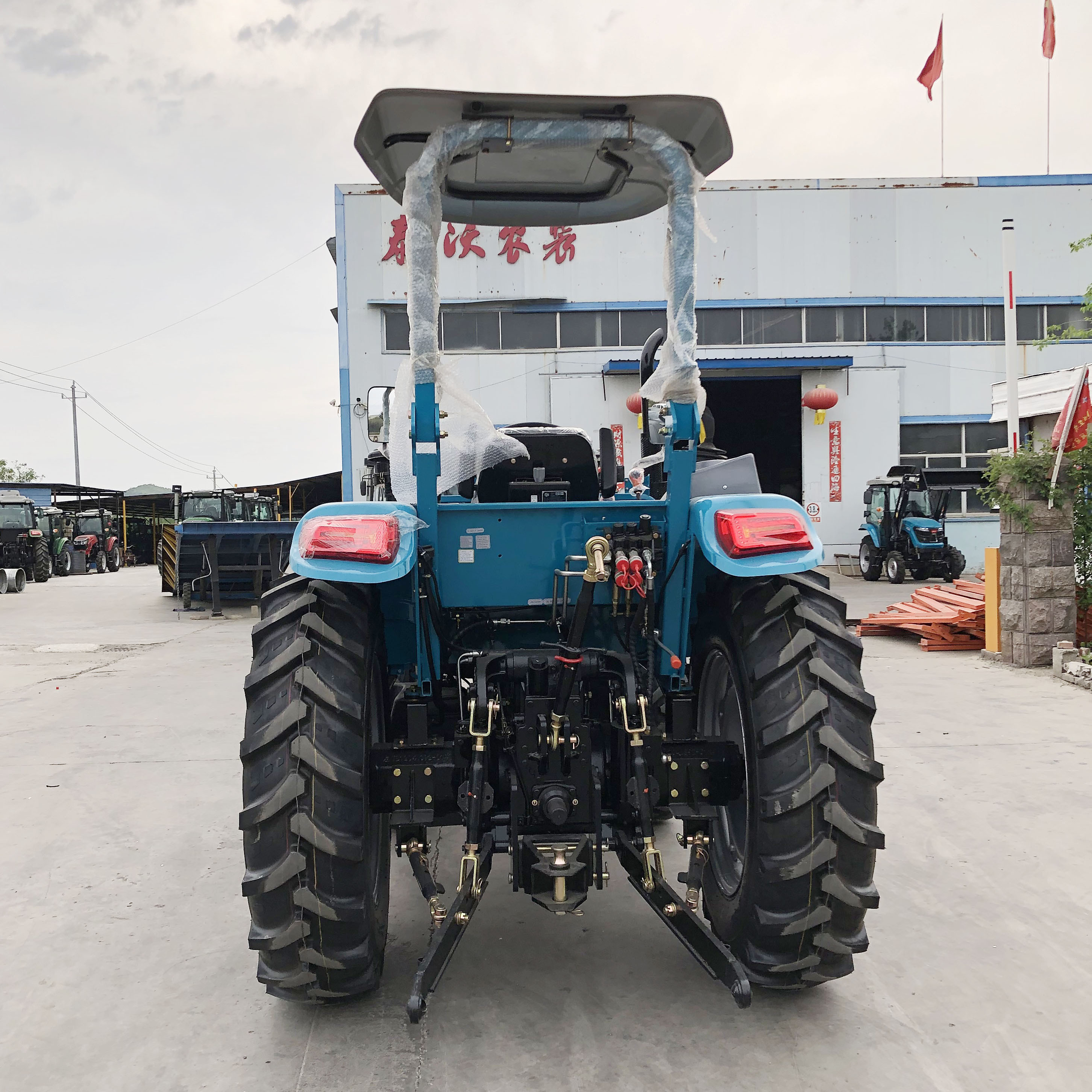 4WD wheel tractor original quality low price farming tractor with canopy 90hp YTO engine