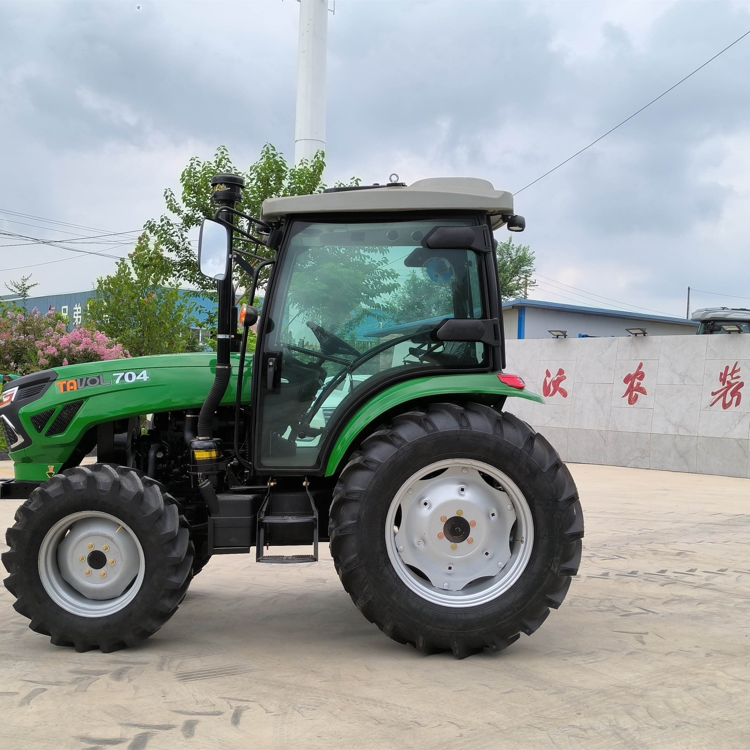 China Tractor Brands Tavol Mini 704 70hp Tractor with Radial Tires