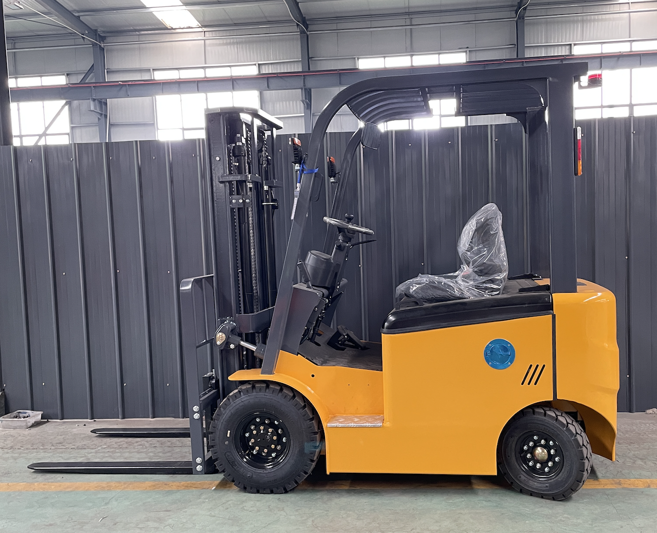 Wholesale Cheap 1.5 Ton Small Electric Pallet Fork Lift Side Shift Air Tire Hydraulic Stacker Lithium Battery Seated Forklifts