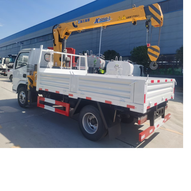 cheapest price mini 2T dongfeng 4*2 LHD telescopic boom truck mounted crane for sale new cargo truck with crane price