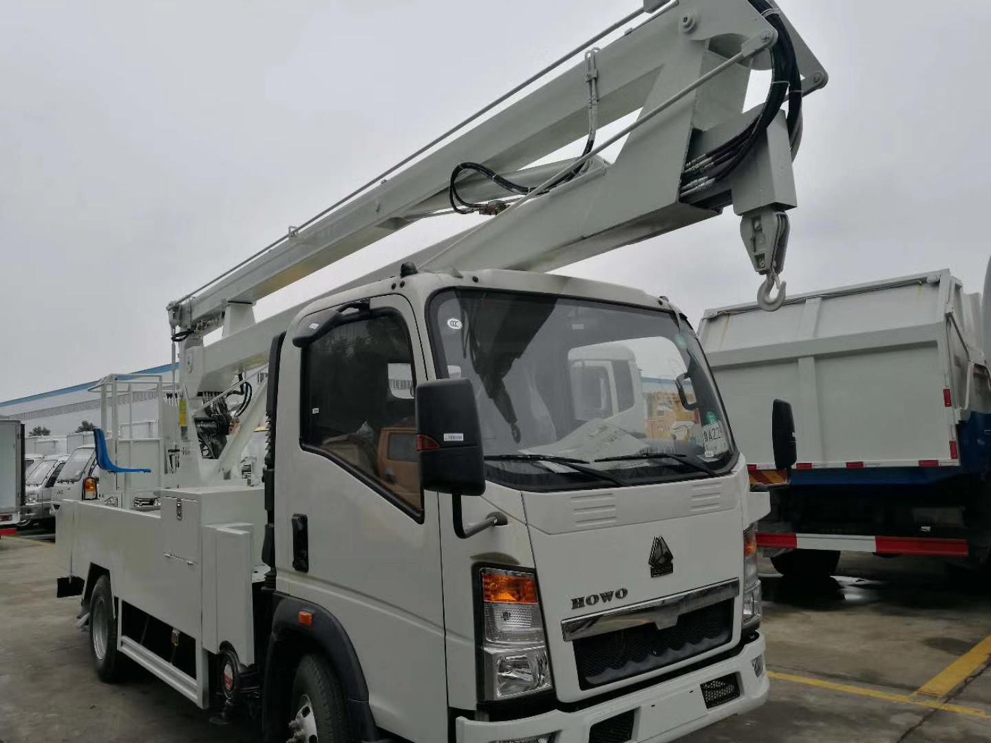 Cheap price customized 16M HOWO single cab folded aerial working platform truck new truck moutned aerial bucket truck hydraulic