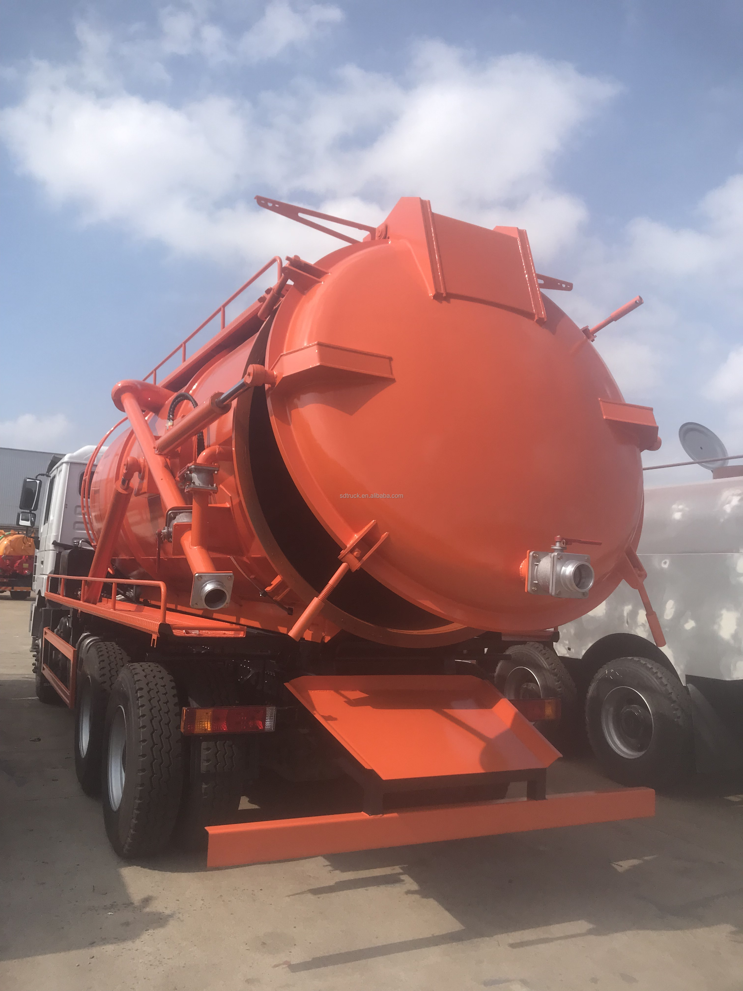 Good price 20000L Vacuum Truck Sewage Suction Trucks SHACMAN 6*4 RHD Sinotruk septic tank vacuum sewage suction truck new price