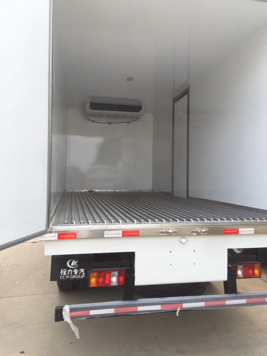 Good price 7T fresh meat and fish transported van truck new SINOTRUK HOWO 6 wheels LHD refrigerated truck CARRIER van truck