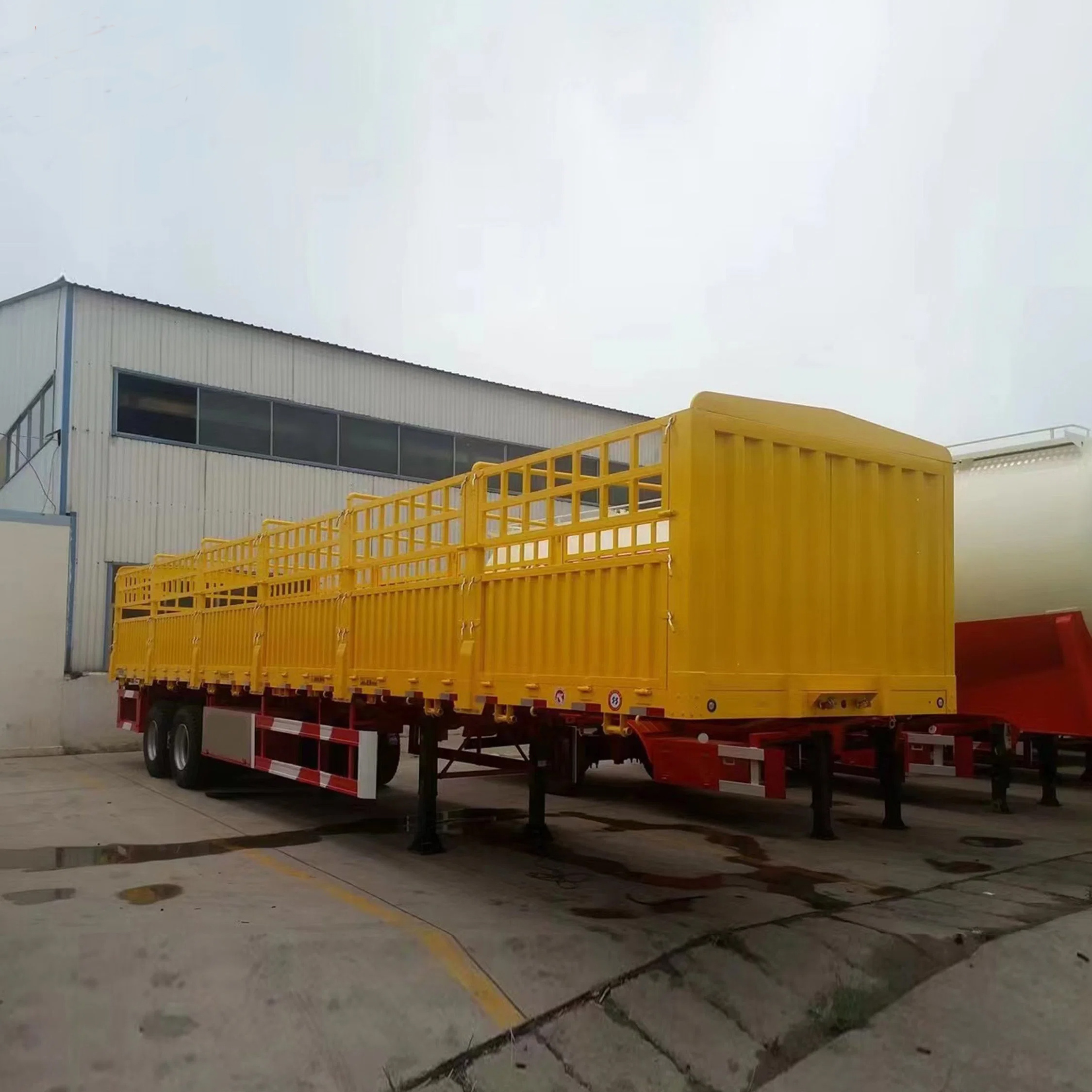 SINOTRUK 3 Axle Livestock Animal Cattle Transport  Livestock Sugar Cane Stake Fence Semi Truck Trailer For Sale