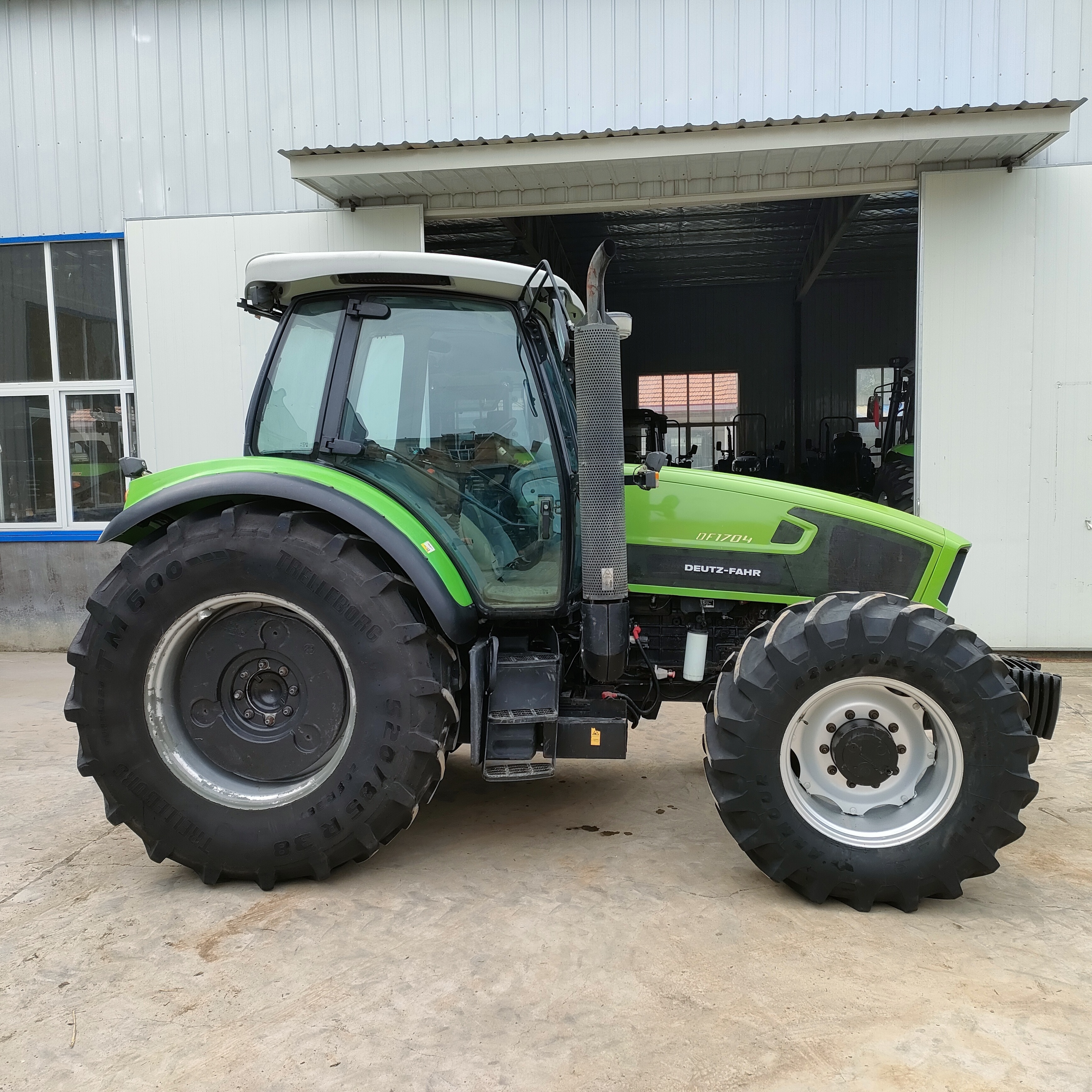 China Farm Tractor For Agricultural Machine Big Size Strong Horse Power  30 Hp/50/55/80/ 95/100/120/150/180/220 Hp Tractor