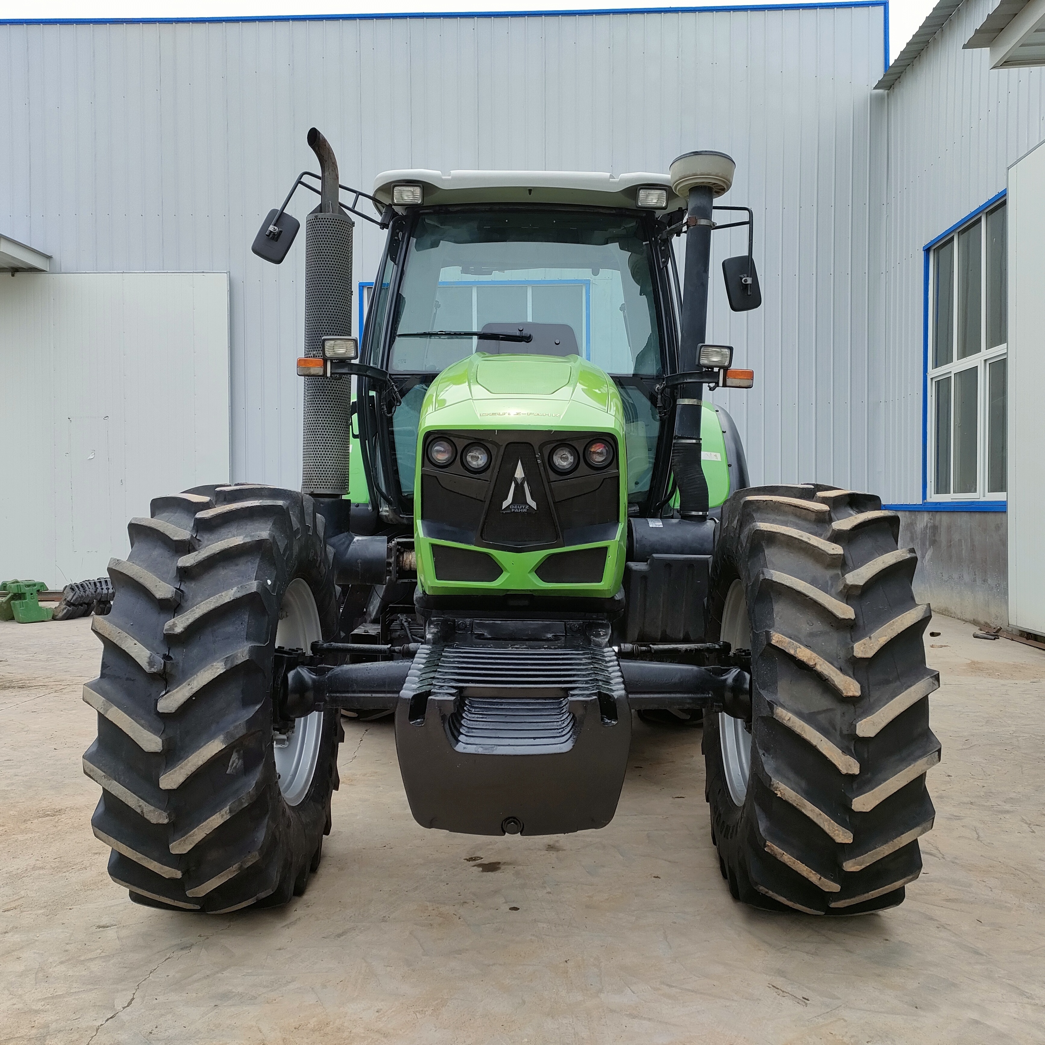 China Farm Tractor For Agricultural Machine Big Size Strong Horse Power  30 Hp/50/55/80/ 95/100/120/150/180/220 Hp Tractor